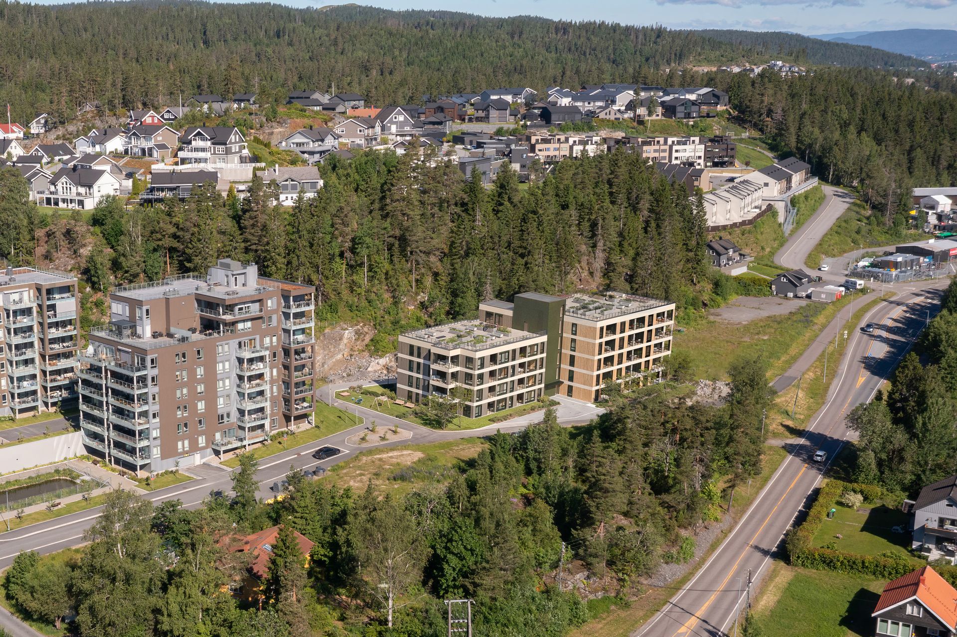 Bygget er lagt inn i terrenget. . Bilde nummer 3 av 3