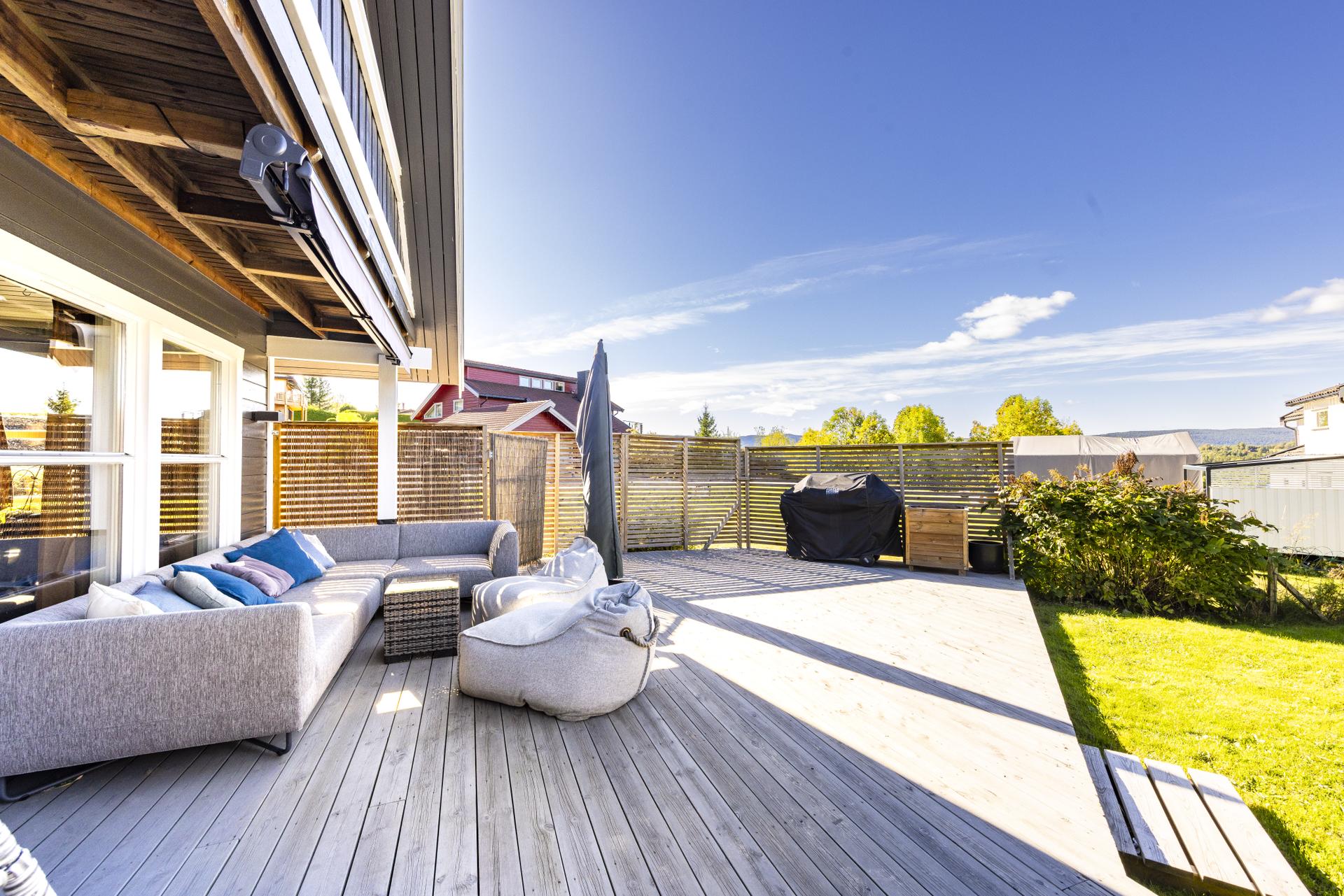 Stor terrasse med god plass til sittegruppe og utemøbler.. Bilde nummer 3 av 3