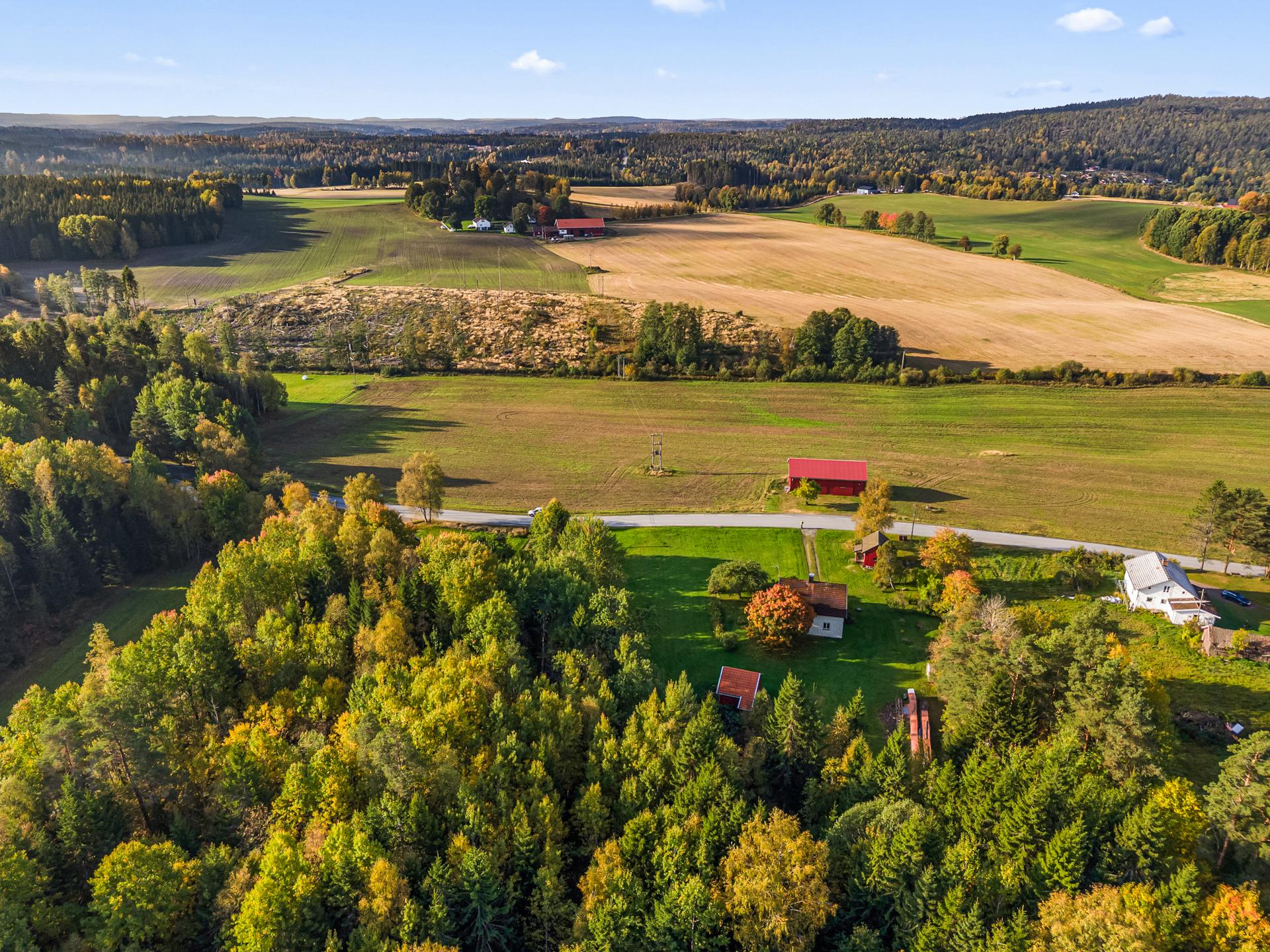 Eiendommen og bebyggelsen er på to sider av veien. Bilde nummer 3 av 3