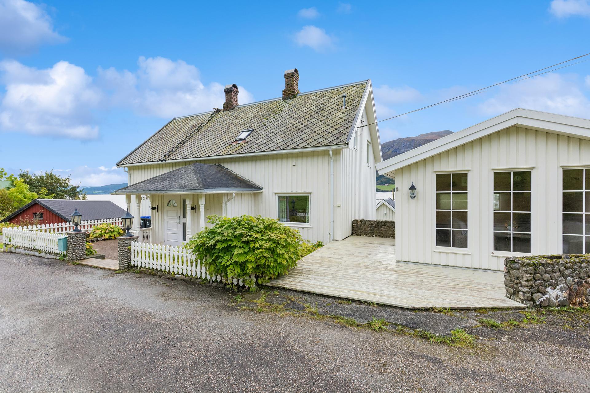 EiendomsMegler 1 v/ Anbjørn Ulseth presenterer Kvernesveien 1260. Foto: EFKT, Vilde Dahl.. Bilde nummer 1 av 3