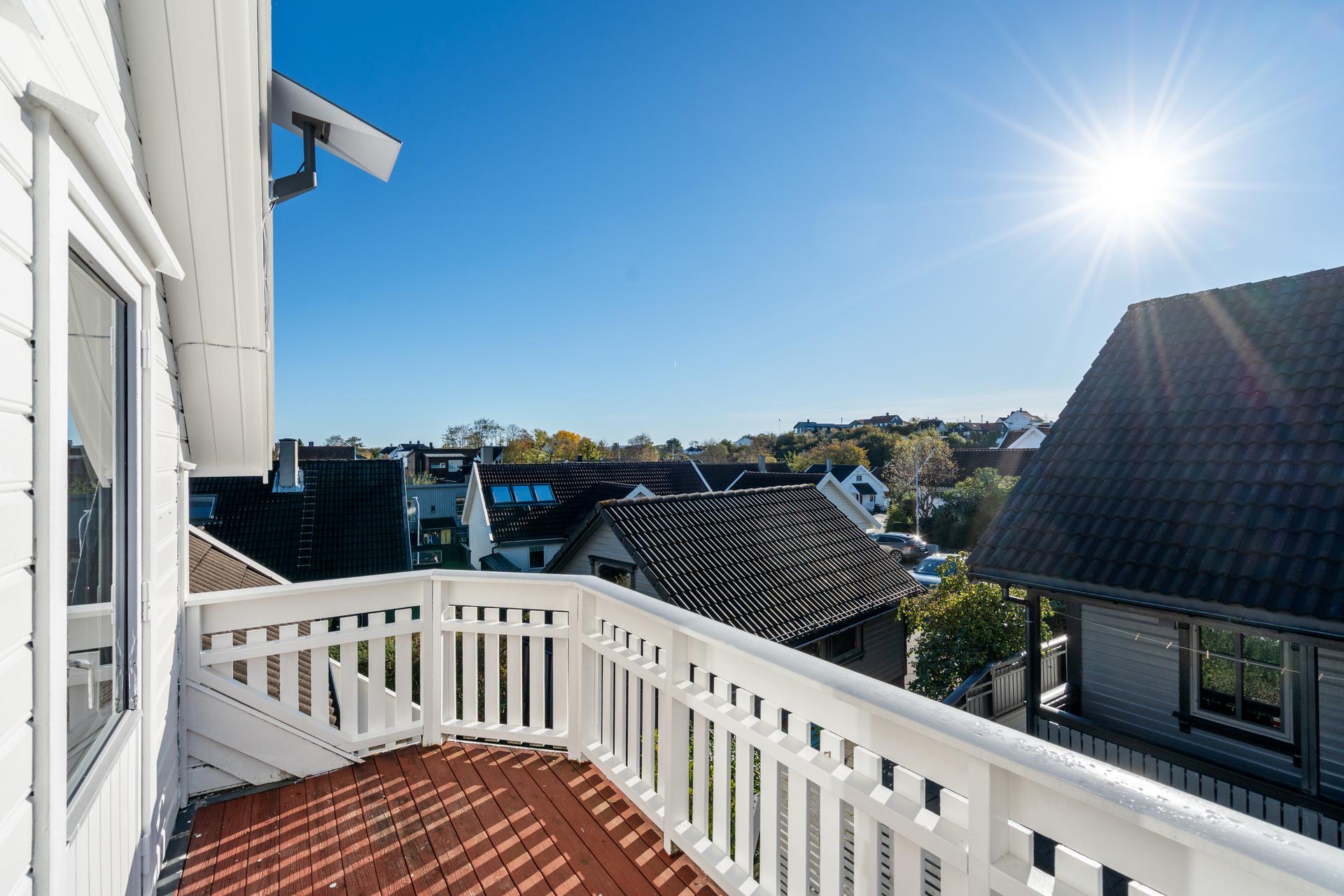Flott innholdsrik enebolig over to plan med solrik terrasse. Bilde nummer 2 av 3