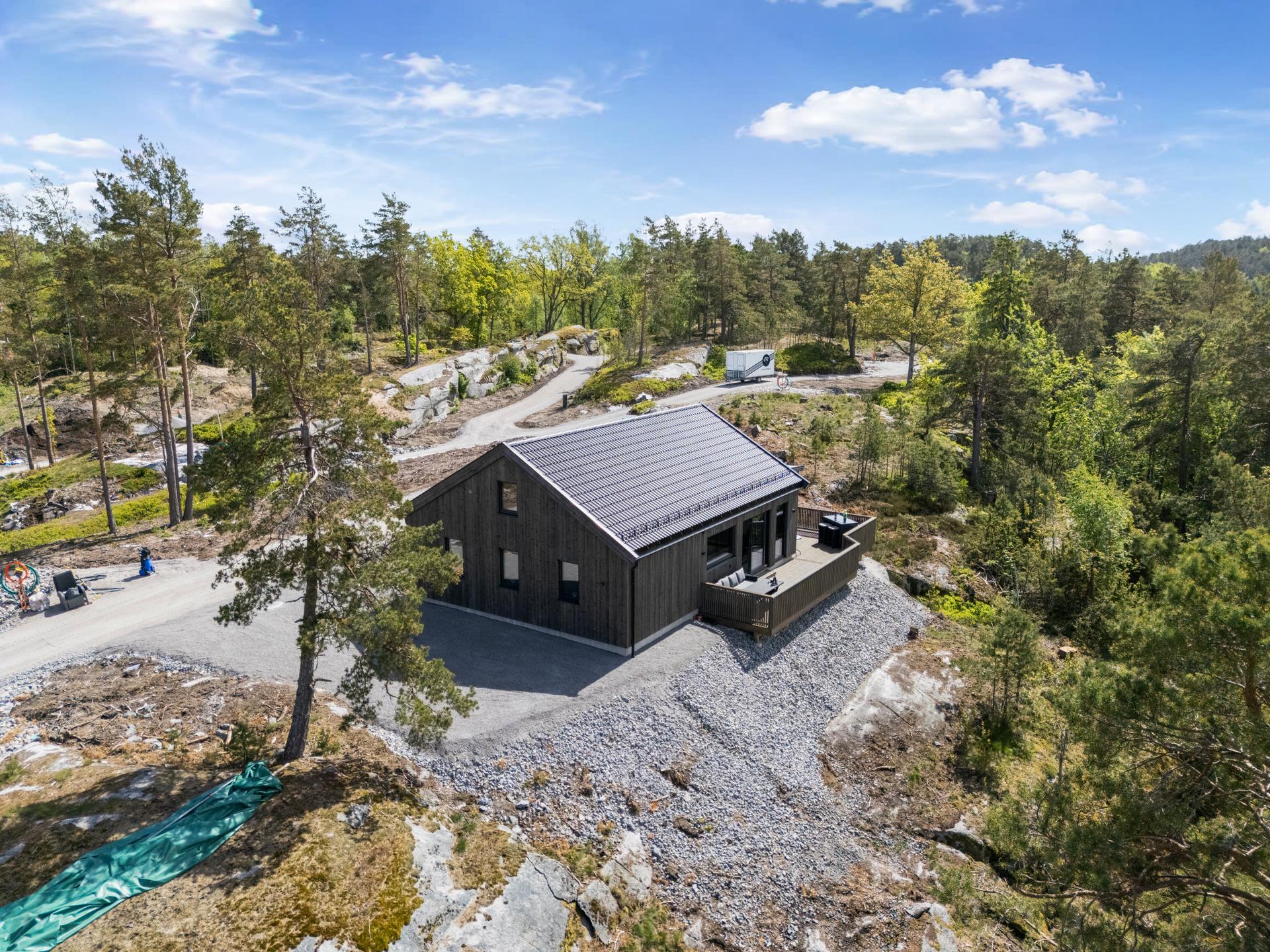 Eiendommen har en usjenert og tilbaketrukket beliggenhet med gode parkeringsfasiliteter. Det er installert el-billader med 32A kurs på eiendommen.. Bilde nummer 3 av 3