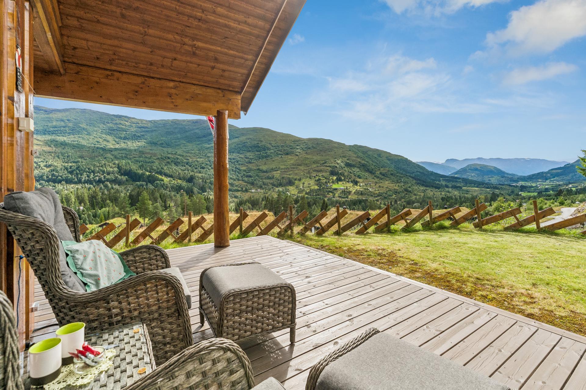 Frå hovudetasjen er det utgang til ein stor terrasse på til saman 48 m².. Bilde nummer 3 av 3
