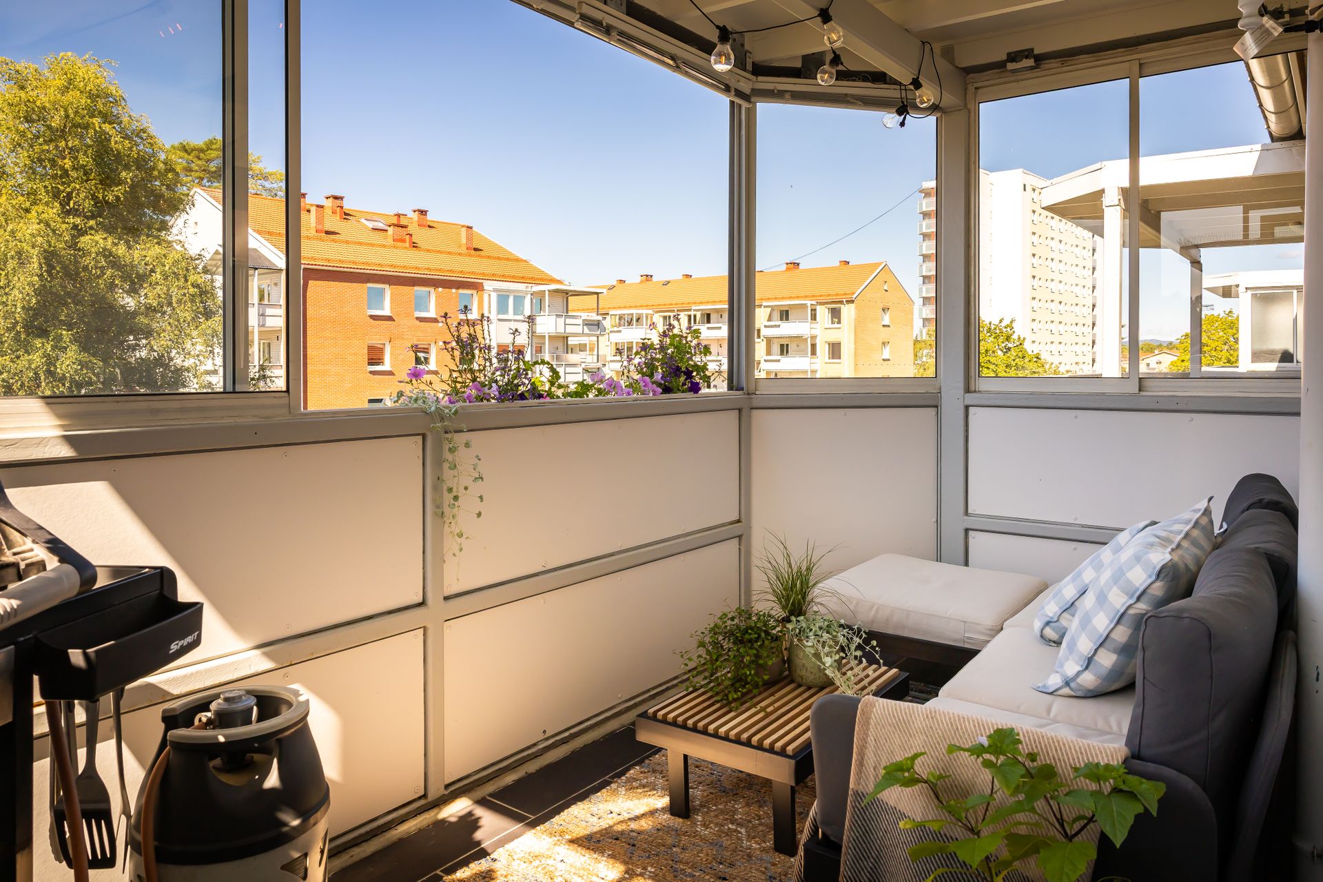 Her får du en fin og romslig balkong på ca. 8 m² med gode solforhold.. Bilde nummer 2 av 3