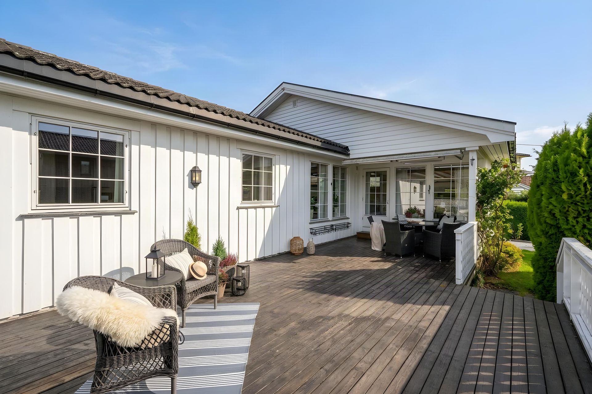 Enebolig med alt på ett plan, skjermet beliggenhet og romslig terrasse mot hagen.. Bilde nummer 2 av 3