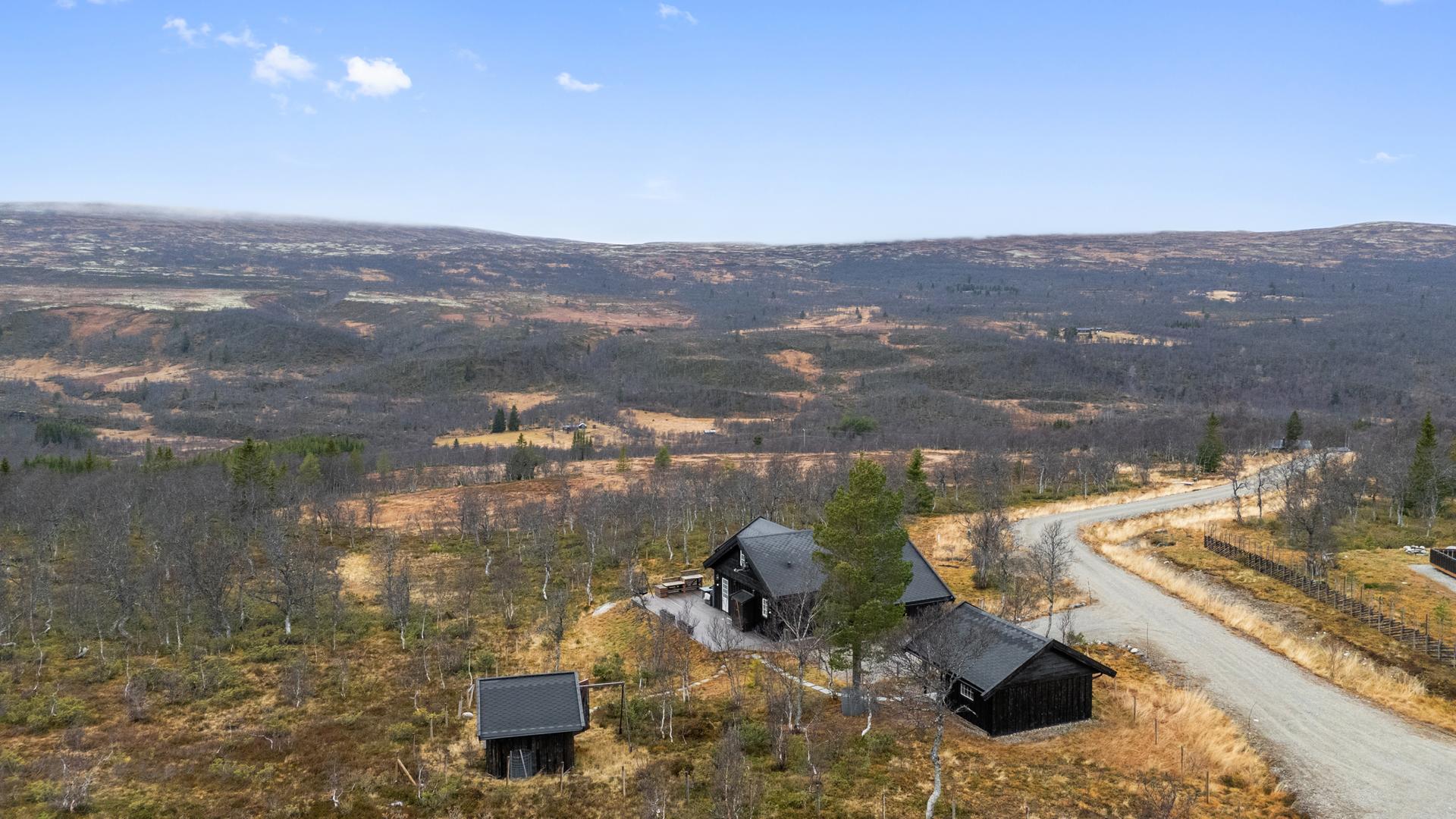 Hytta har flott beliggenhet øverst i Djupskårdsvegen hyttegrend, kun 22 km fra Røros.. Bilde nummer 3 av 3