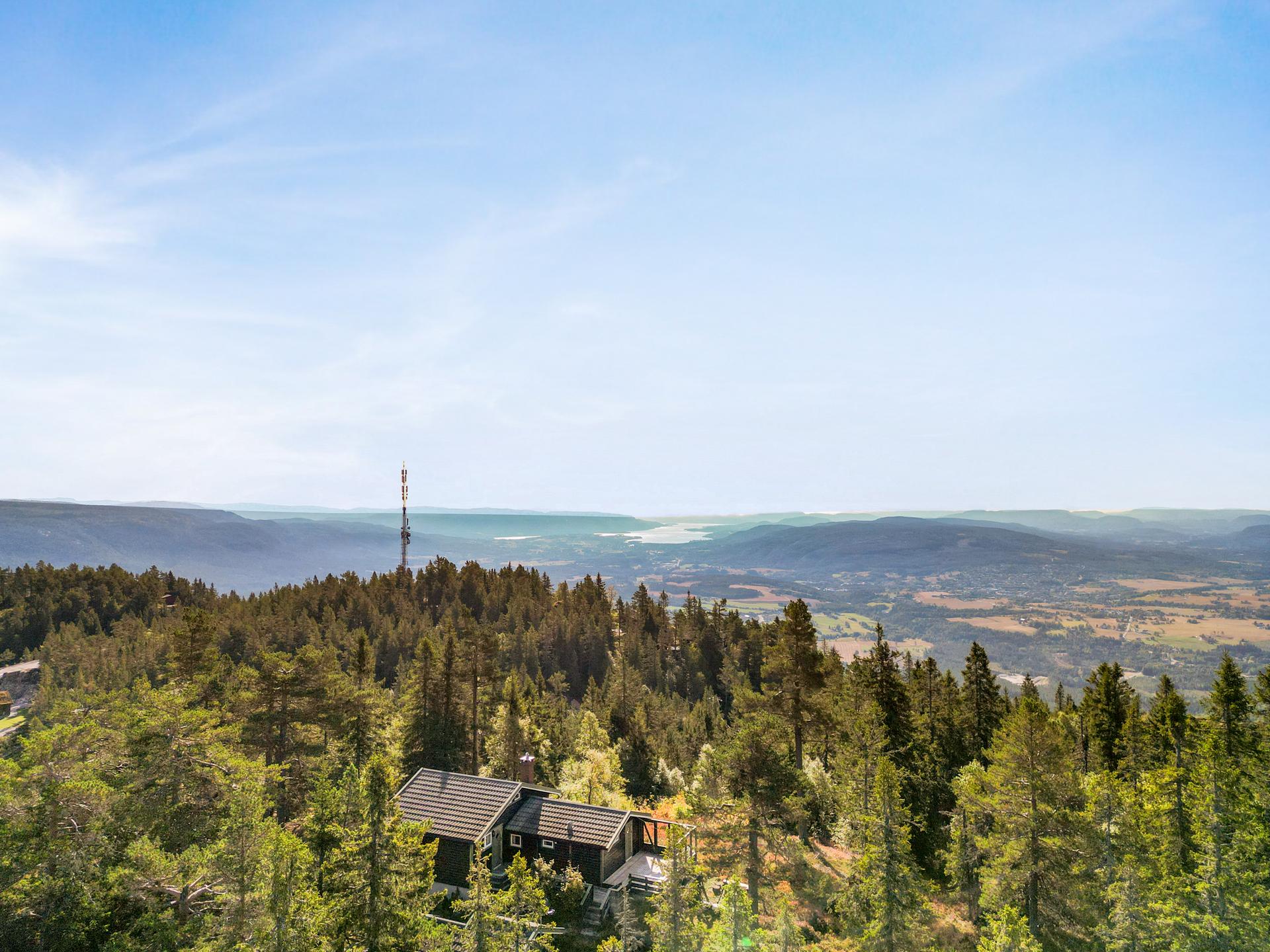 Frittliggende fritidsbolig med usjenert plassering og åpen utsikt over Lifjell.. Bilde nummer 3 av 3