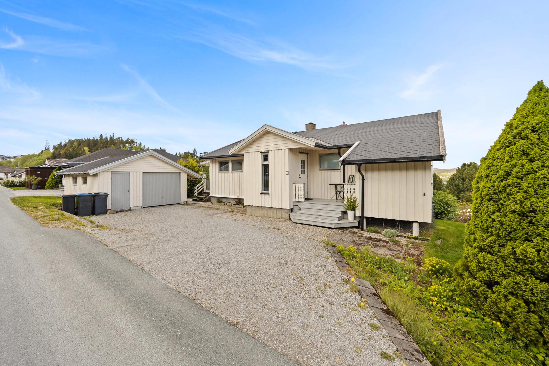Gruslagt gårdsplass med garasje på 26 kvm. . Bilde nummer 3 av 3