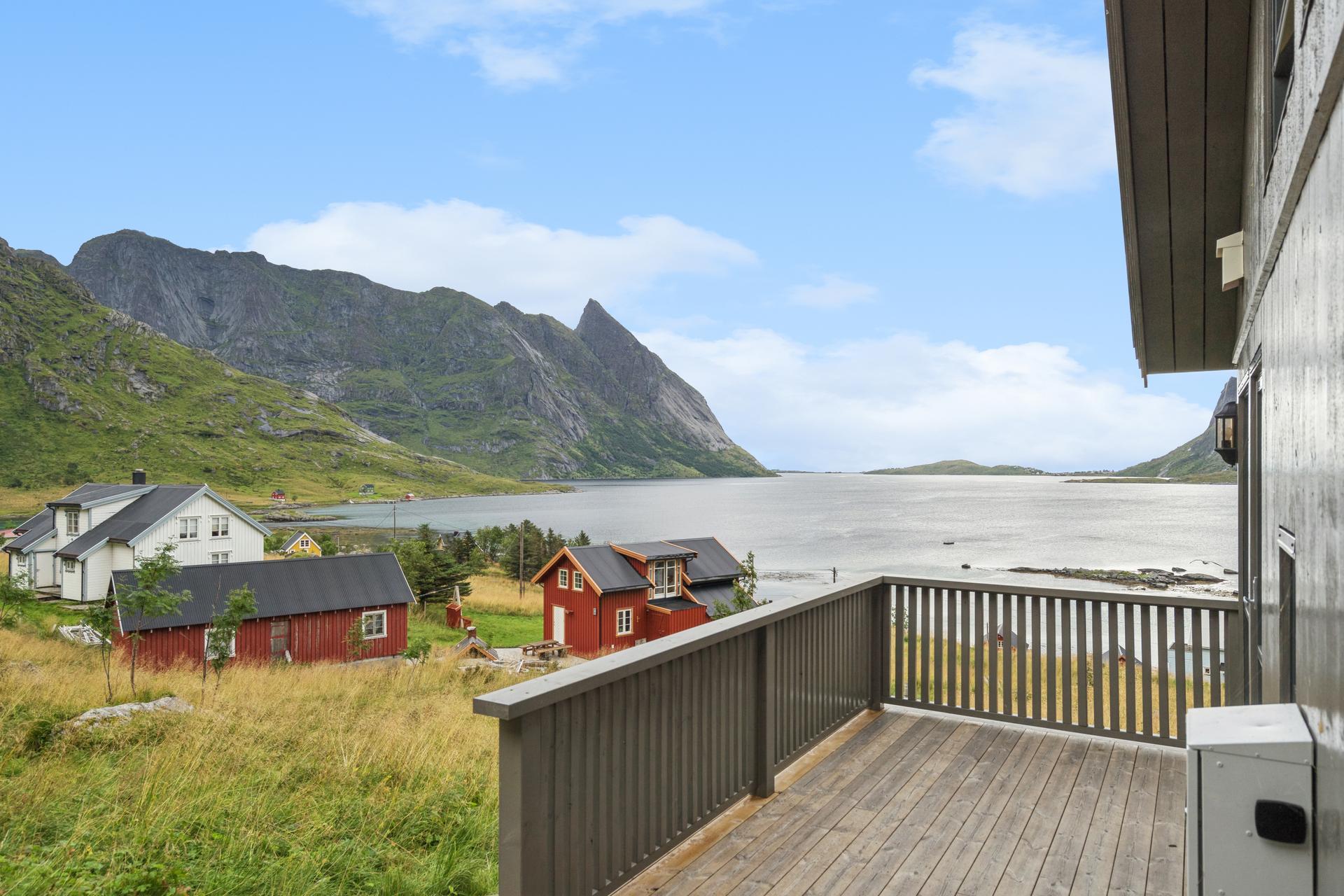 Fra uteplassen har man utsikt over det lille fiskeværet og sjøen. . Bilde nummer 3 av 3