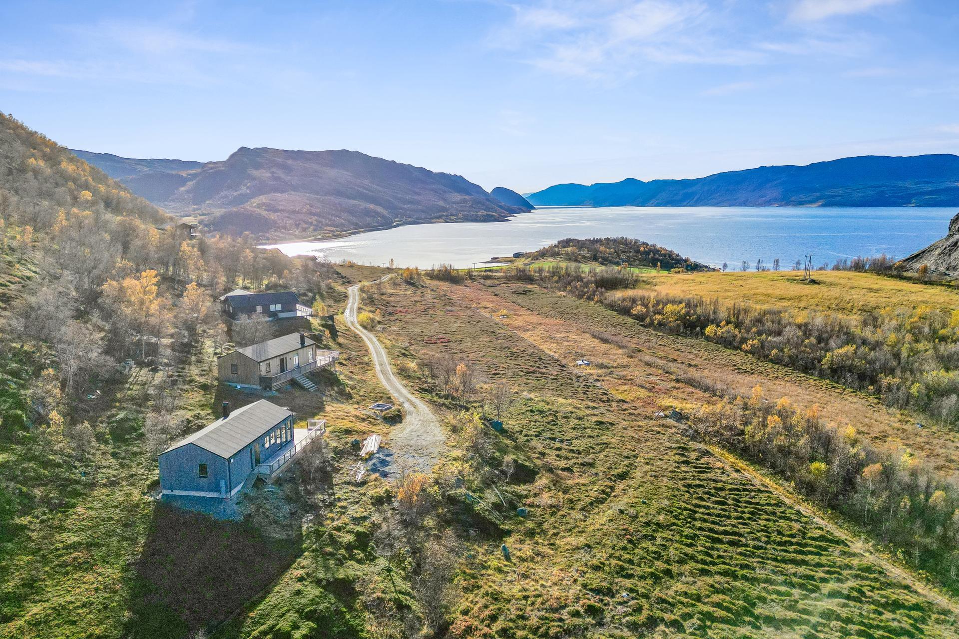 Fritidsbolig oppført i 2021, lunt plassert i terrenget med vidstrakt utsikt mot fjord og natur.. Bilde nummer 2 av 3