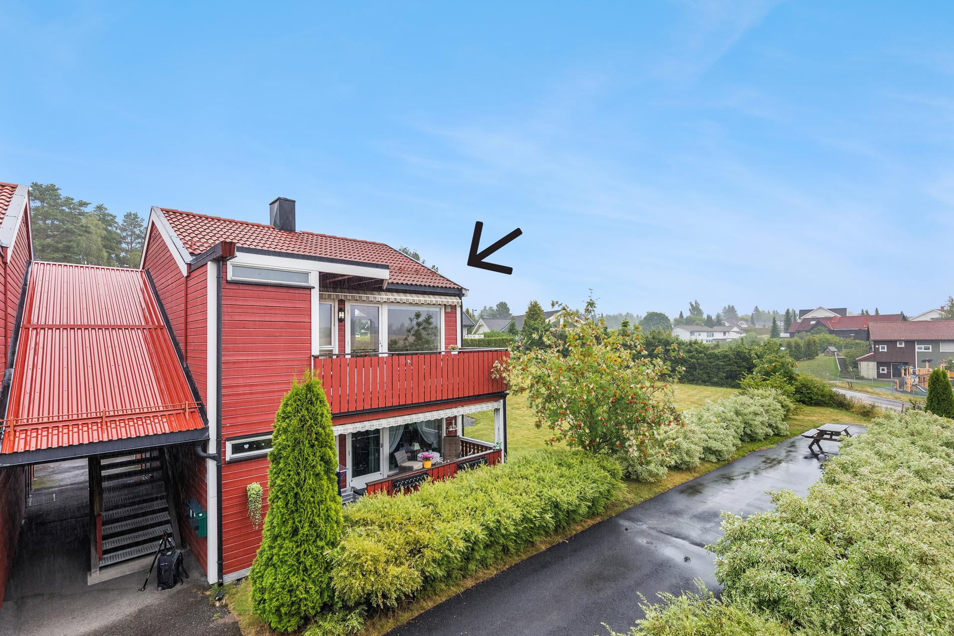 Leiligheten ligger i 2. etasje i et boligbygg oppført i 2003.. Bilde nummer 2 av 3