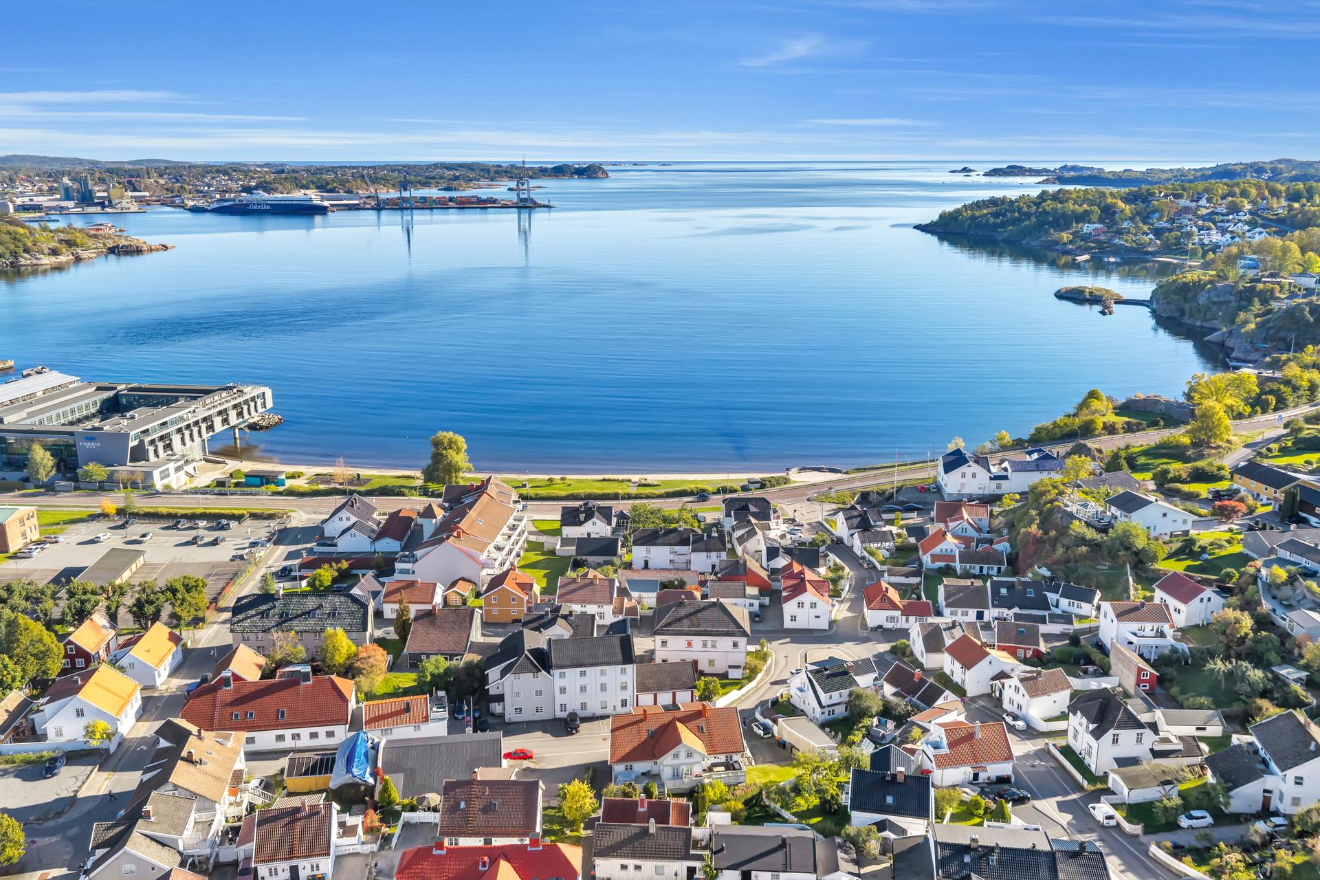 Eiendommen ligger i et rolig nabolag på Langestrand med kort gangavstand til sjøen og Batteristranda.. Bilde nummer 3 av 3