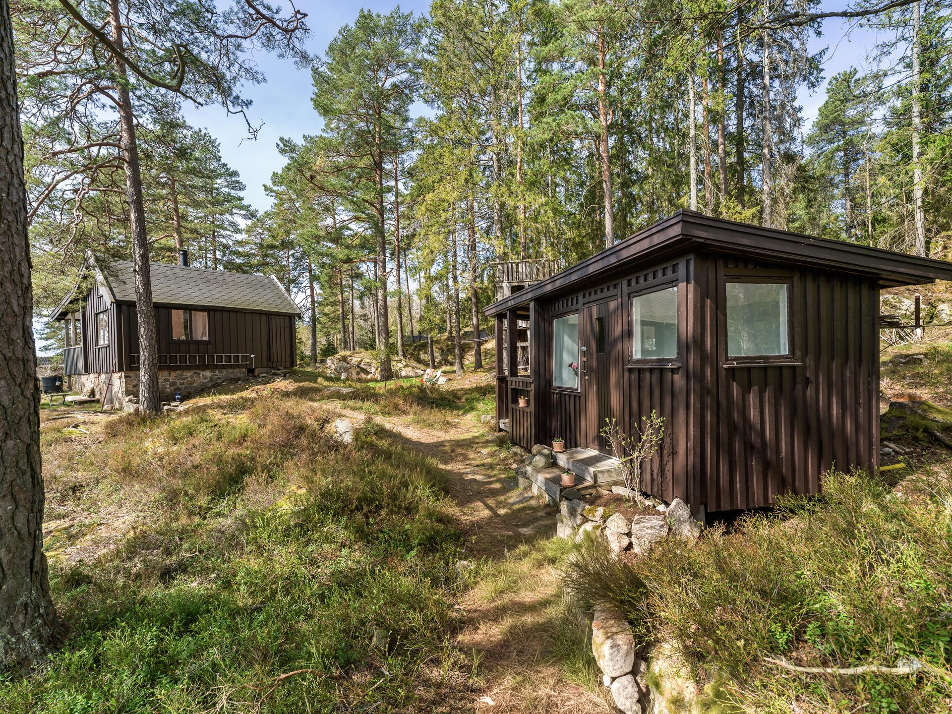 En sjarmerende fritidseiendom med hytte og et separat anneks. Her ligger alt til rette for enkle og fredfulle dager i usjenerte omgivelser.. Bilde nummer 3 av 3