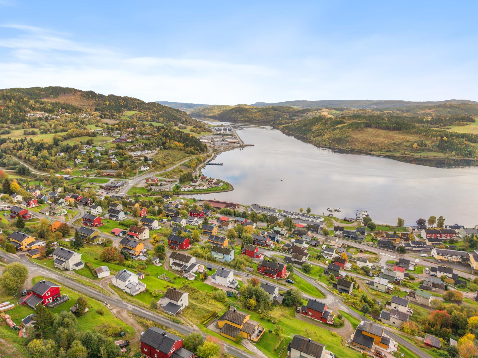 Eiendommen har høy og fri beliggenhet i et etablert boligfelt, med kort avstand til skole, barnehage og butikk. . Bilde nummer 2 av 3