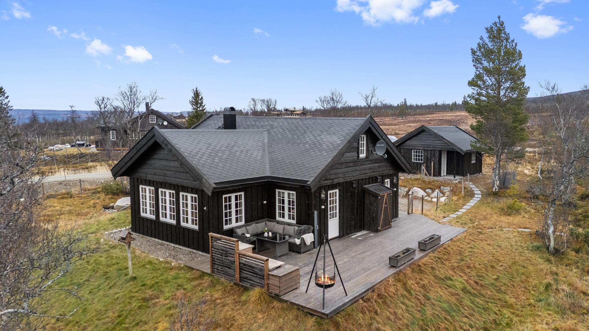 Moderne hytte fra 2019 med uthus og gapahuk.. Bilde nummer 2 av 3