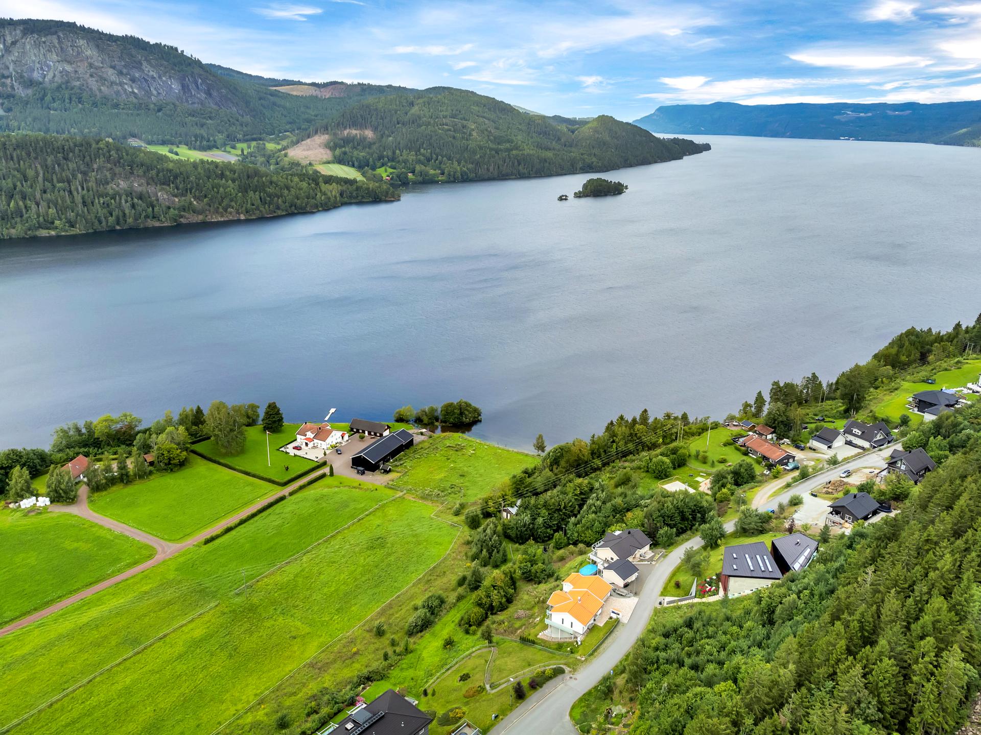 Velkommen til Skjæret 8 ved idylliske Holsfjorden i Sylling. Bilde nummer 2 av 3