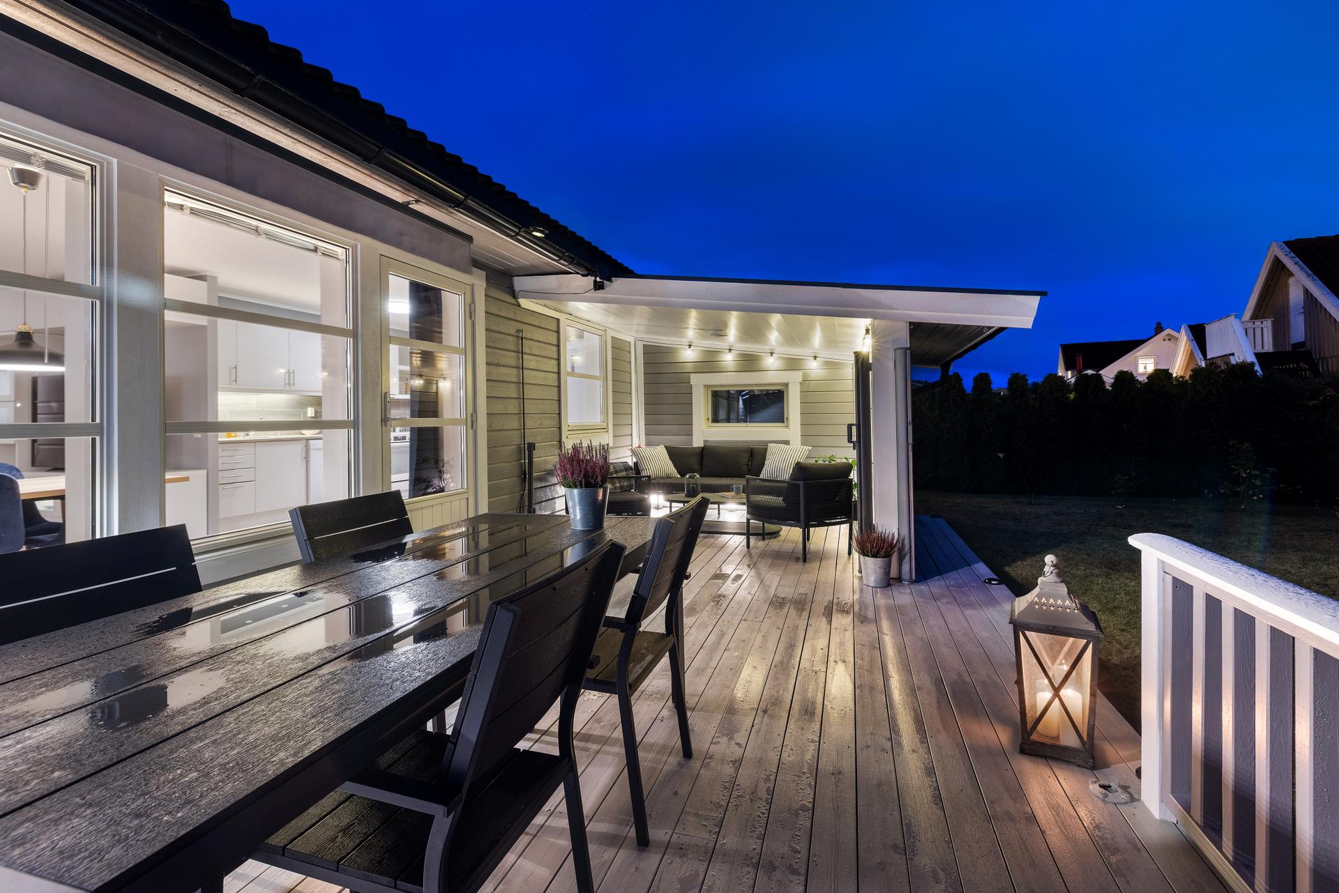Terrassenhar god plass til både spisebord og sittegruppe under tak.. Bilde nummer 3 av 3