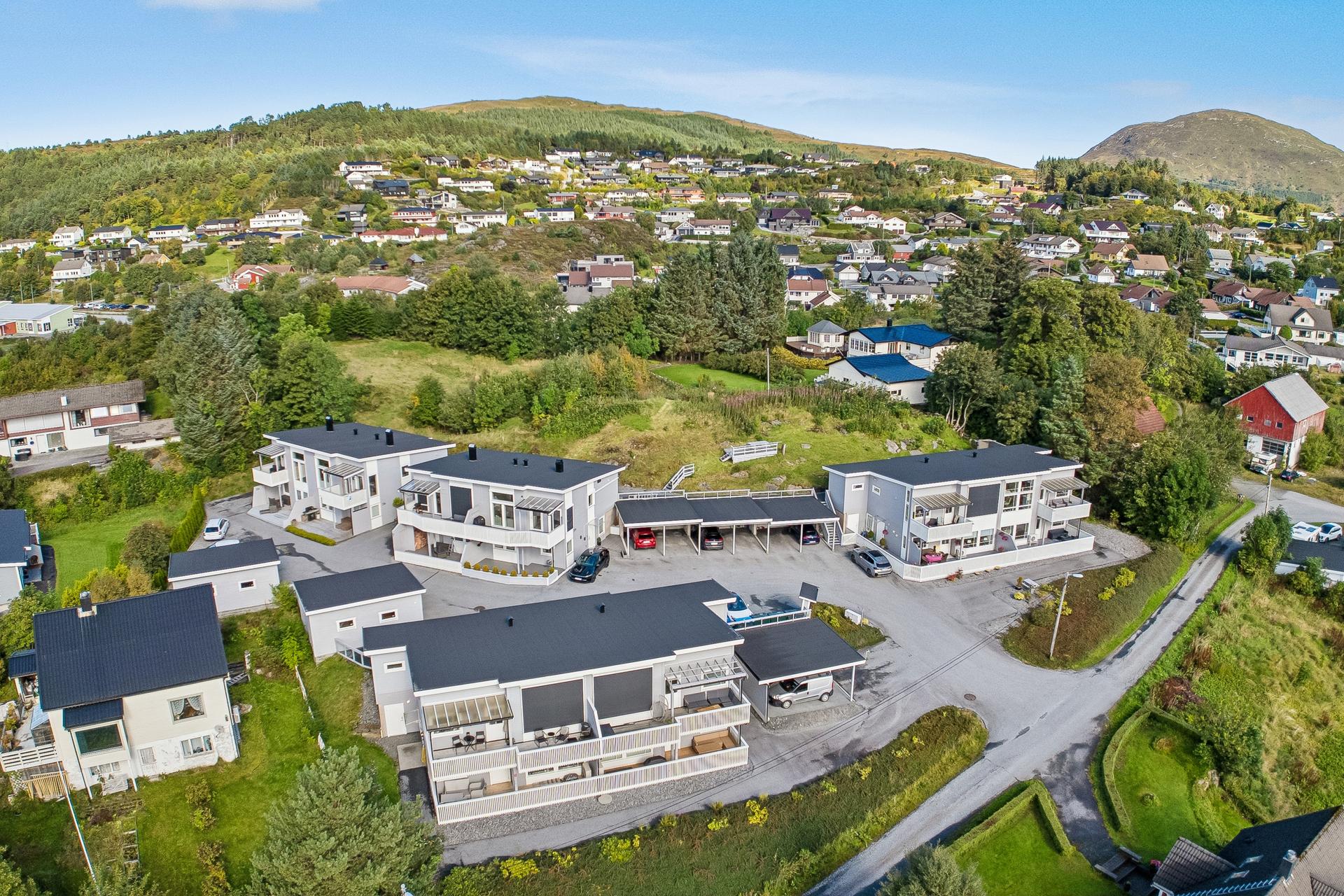 Velholdt bolig fra 2015 med en attraktiv og solrik beliggenhet.. Bilde nummer 2 av 3