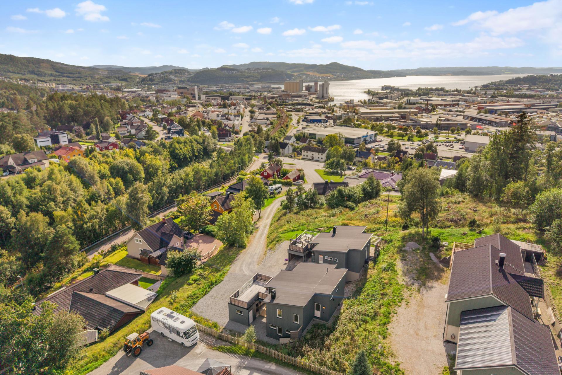 Boligen ligger i gangavstand til skole, idrettsanlegg og Steinkjer sentrum! . Bilde nummer 2 av 3