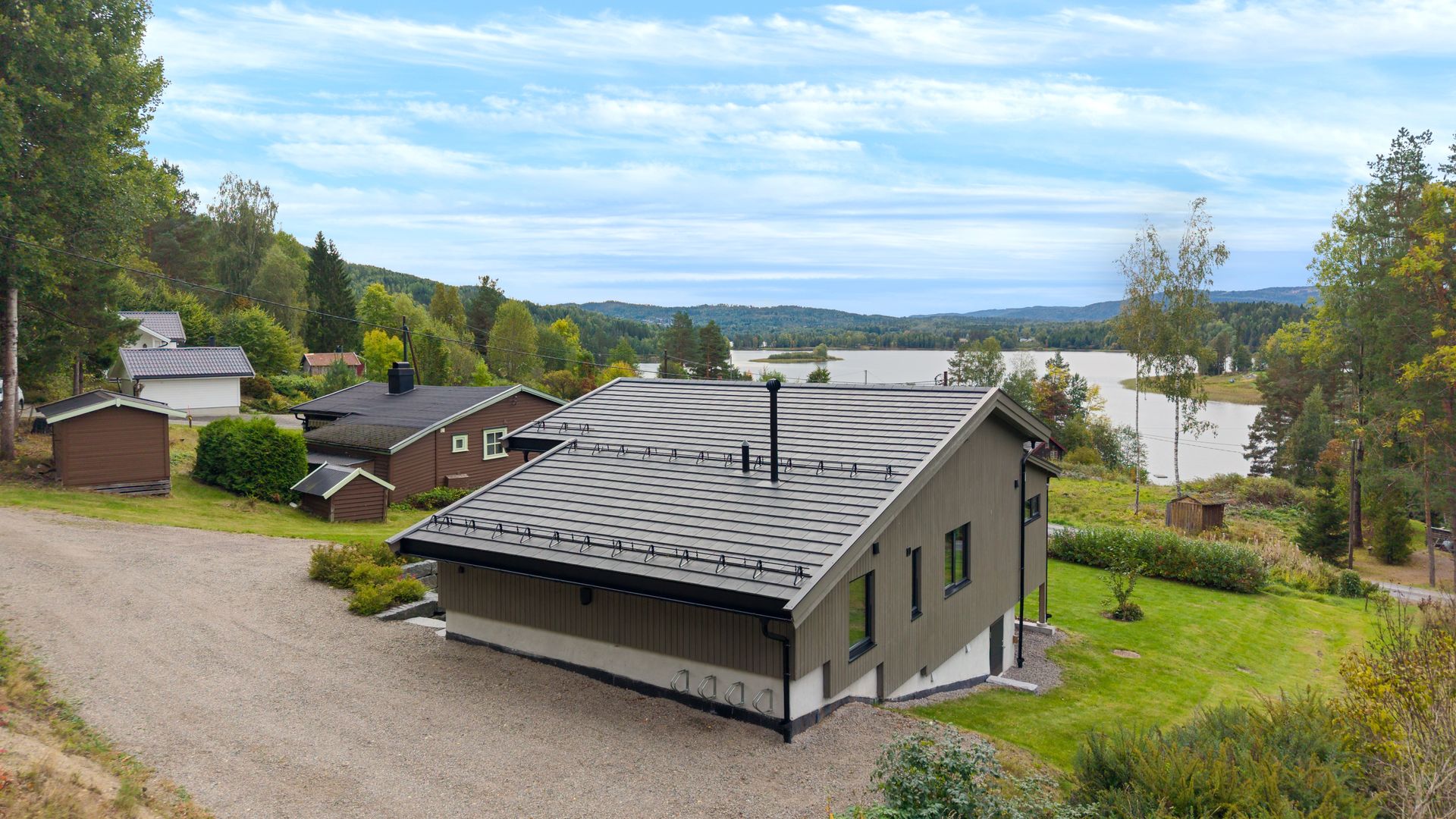 Ettplans fritidsbolig med usjenert beliggenhet, hems og vidstrakt utsikt mot Vikevannet.. Bilde nummer 2 av 3