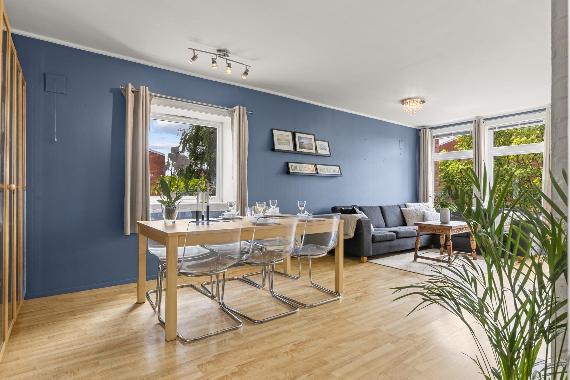 Stuen har en god størrelse med plass til både spisebord og og stor sofagruppe i tillegg til veggseksjoner ol.. Bilde nummer 3 av 3