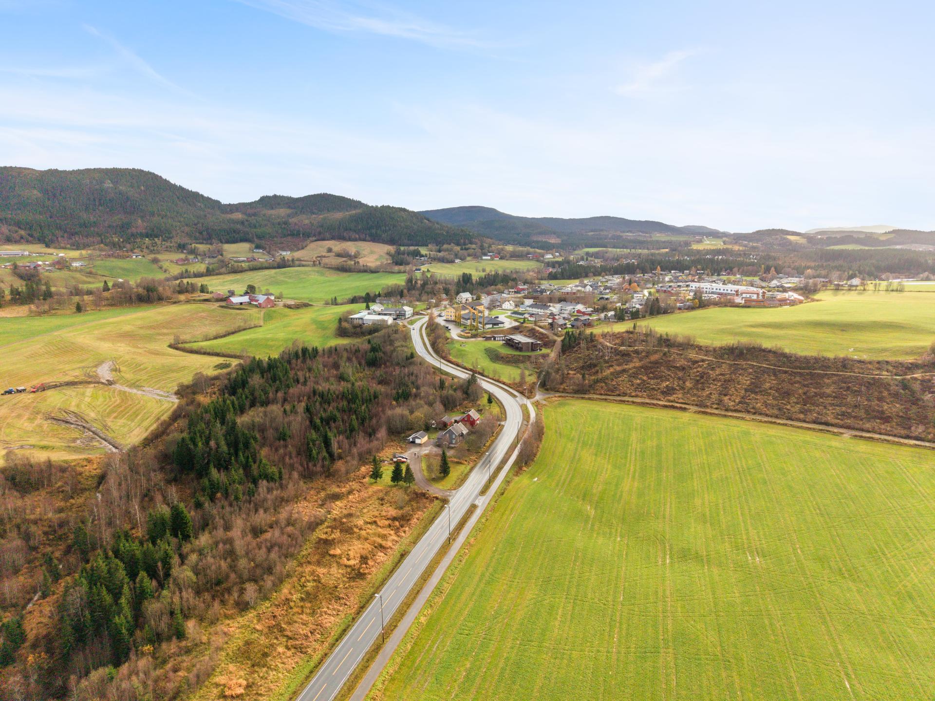 Gangavstand til Namdalseid sentrum med bl. a. dagligvarebutikk. . Bilde nummer 2 av 3