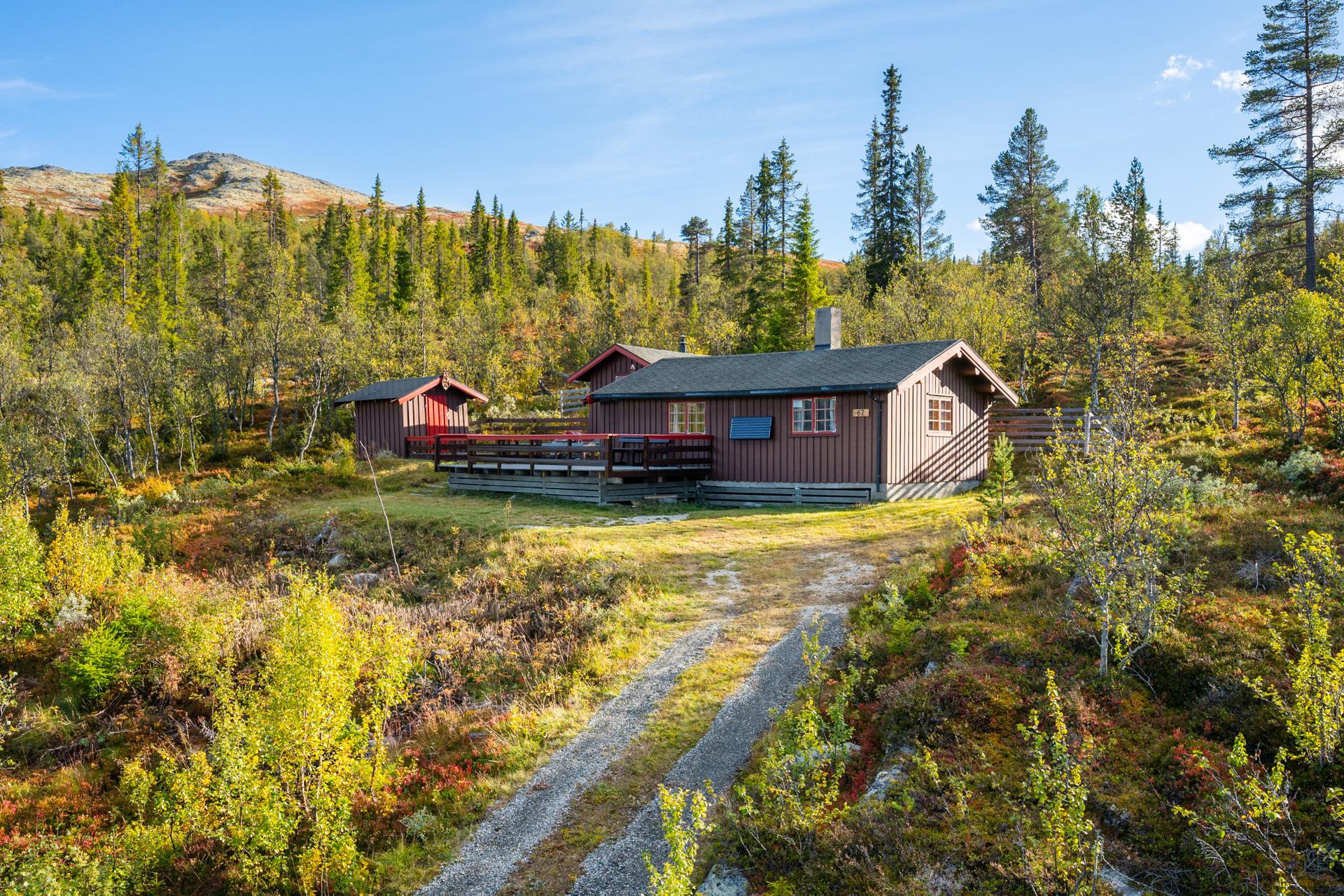 Eiendommen består av hytte, anneks og uthus. . Bilde nummer 3 av 3