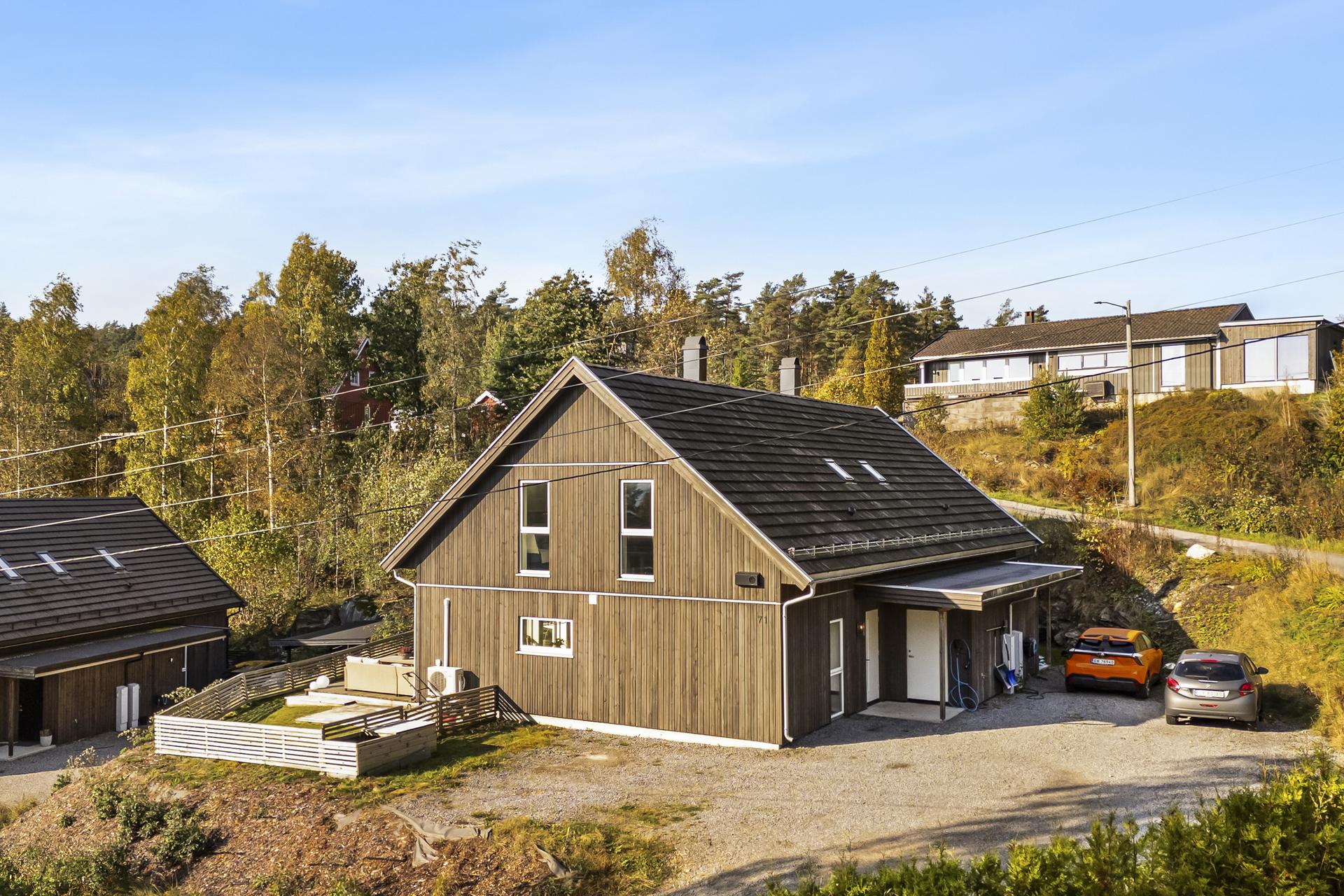 Vertikaldelt tomannsbolig fra 2020, over to plan med landlig og barnevennlig beliggenhet. . Bilde nummer 2 av 3