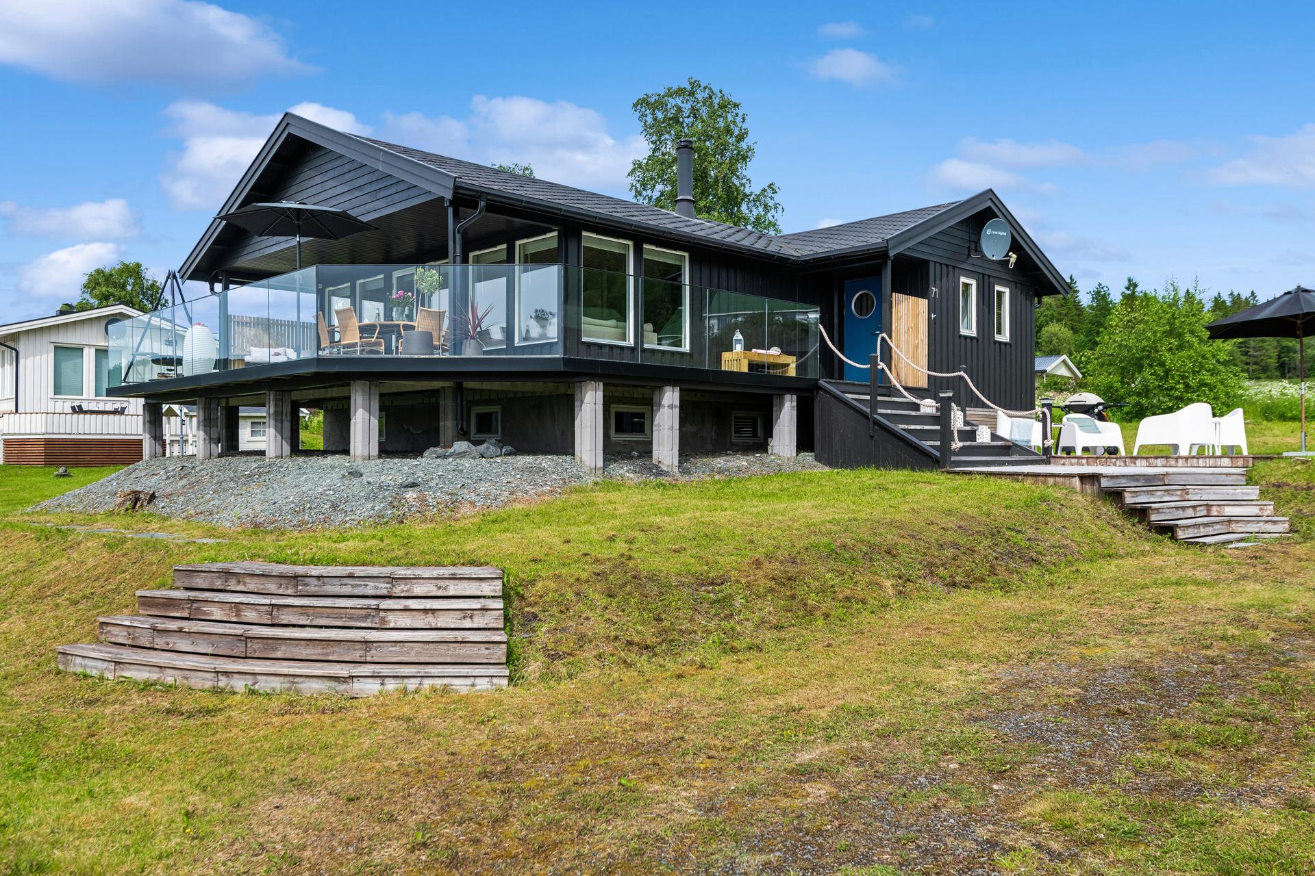 Godt vedlikeholdt hytte med fantastisk beliggenhet. 3 sov. Parkering. Vann/avløp. Flott utsikt mot fjorden.. Bilde nummer 2 av 3