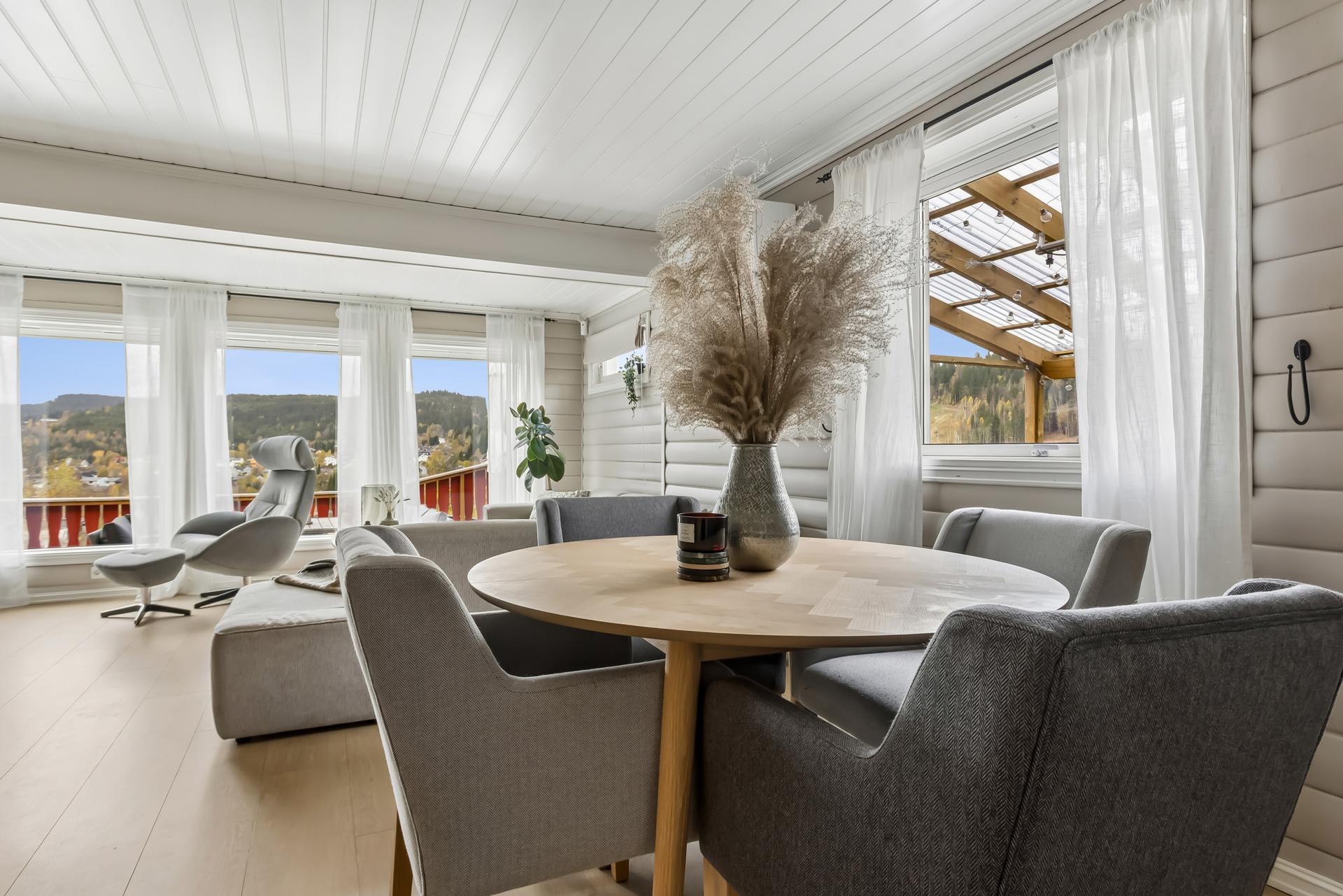 Spiseplassen i stuen har utsikt mot uteområdet og åpen forbindelse mot sofakroken. Legg merke til den nydelige utsikten man!. Bilde nummer 2 av 3