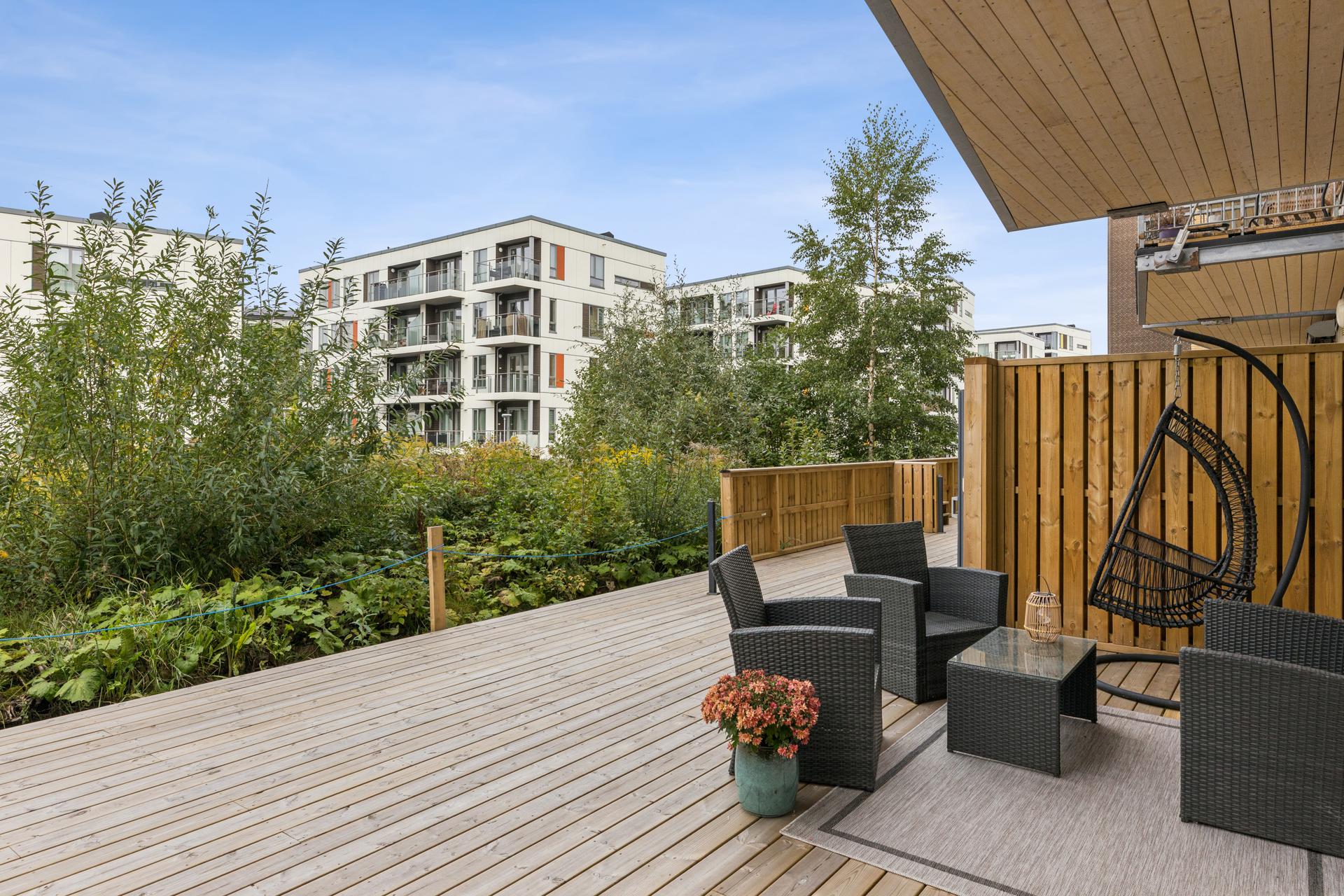 Fra stuen er det direkte utgang til en nordvestvendt terrasse . Bilde nummer 3 av 3