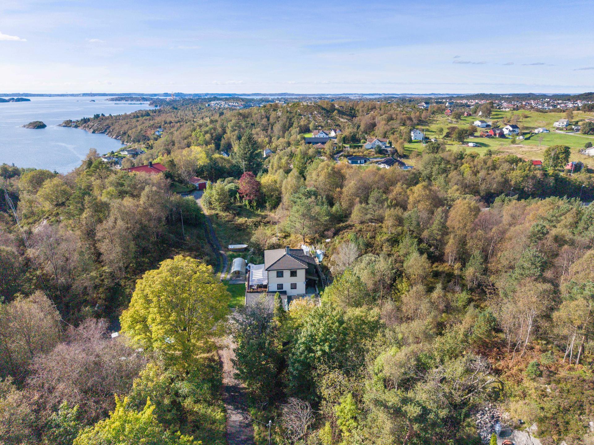Eiendommen har en luftig beliggenhet med flotte sol- og utsiktsforhold. . Bilde nummer 2 av 3