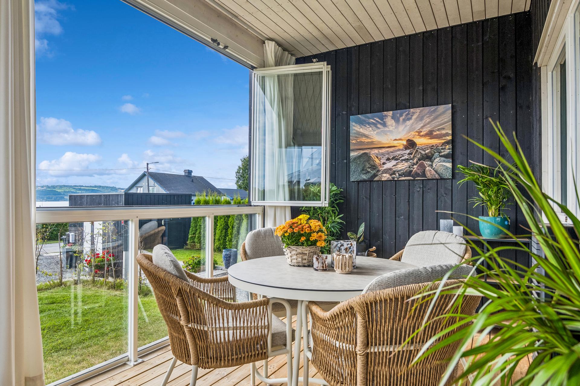 Boligen har en innglasset, syd-/vestvendt terrasse med utsikt mot Mjøsa.. Bilde nummer 3 av 3