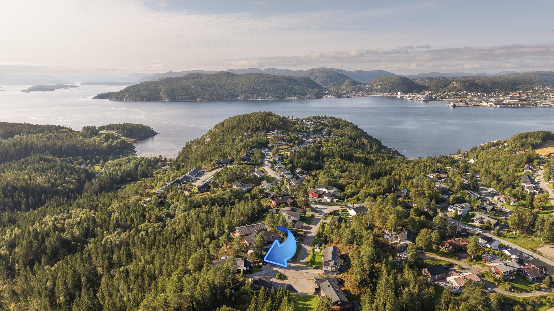 Henrik Fjær Tausvik v/EiendomsMegler 1 har gleden av å presentere Tiurvegen 2! Foto: Martin Hågensen . Bilde nummer 1 av 3