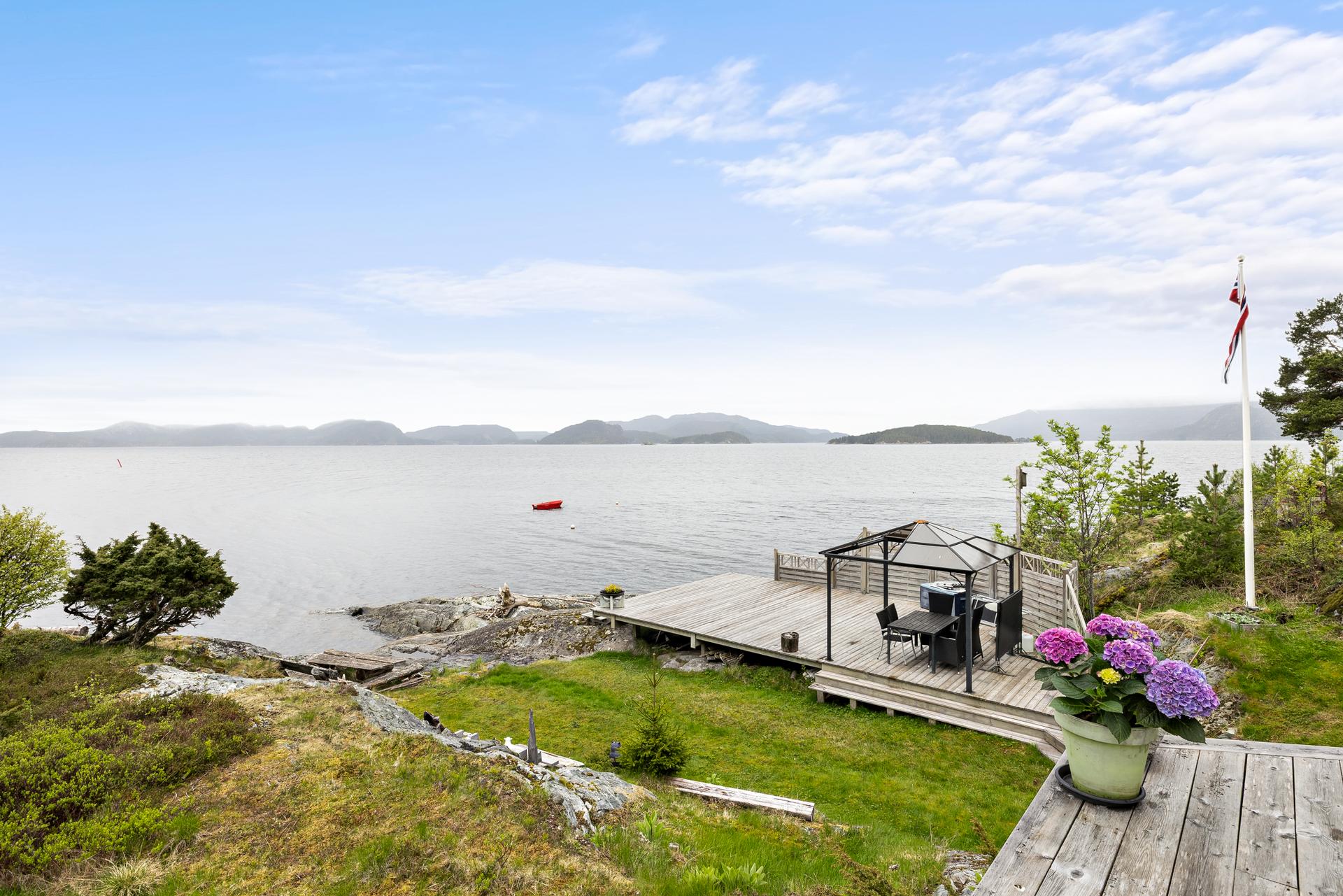 Hytte med fantastisk beliggenhet ved sjøen mellom Lokkaren og Sør-Namsen, ved innløpet til Lokkaren, på Andsneset. Bilde nummer 2 av 3