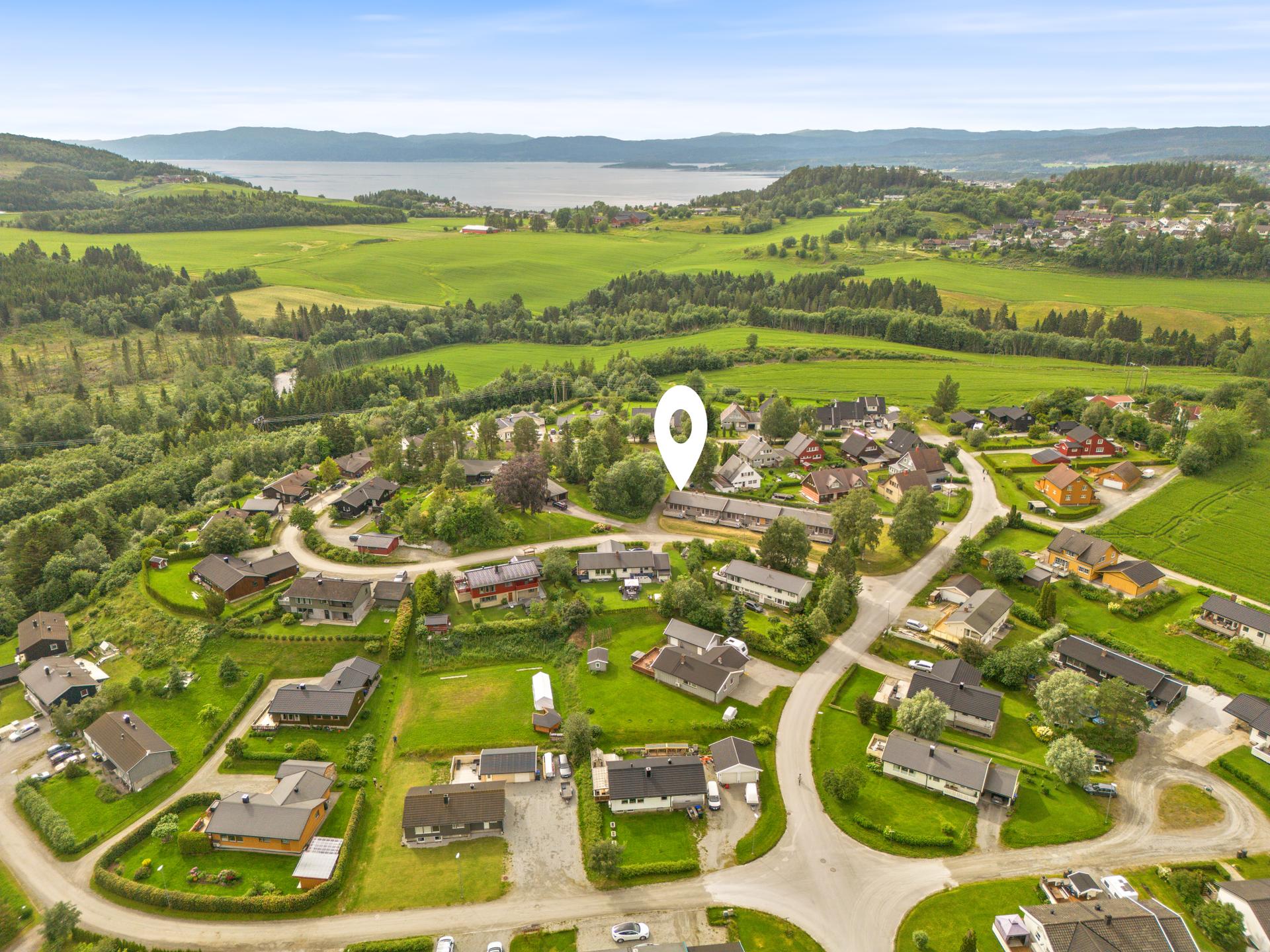 Arealeffektivt og lettstelt rekkehus beliggende på Lerkehaug, ca. 3,5 km fra Steinkjer sentrum.. Bilde nummer 2 av 3