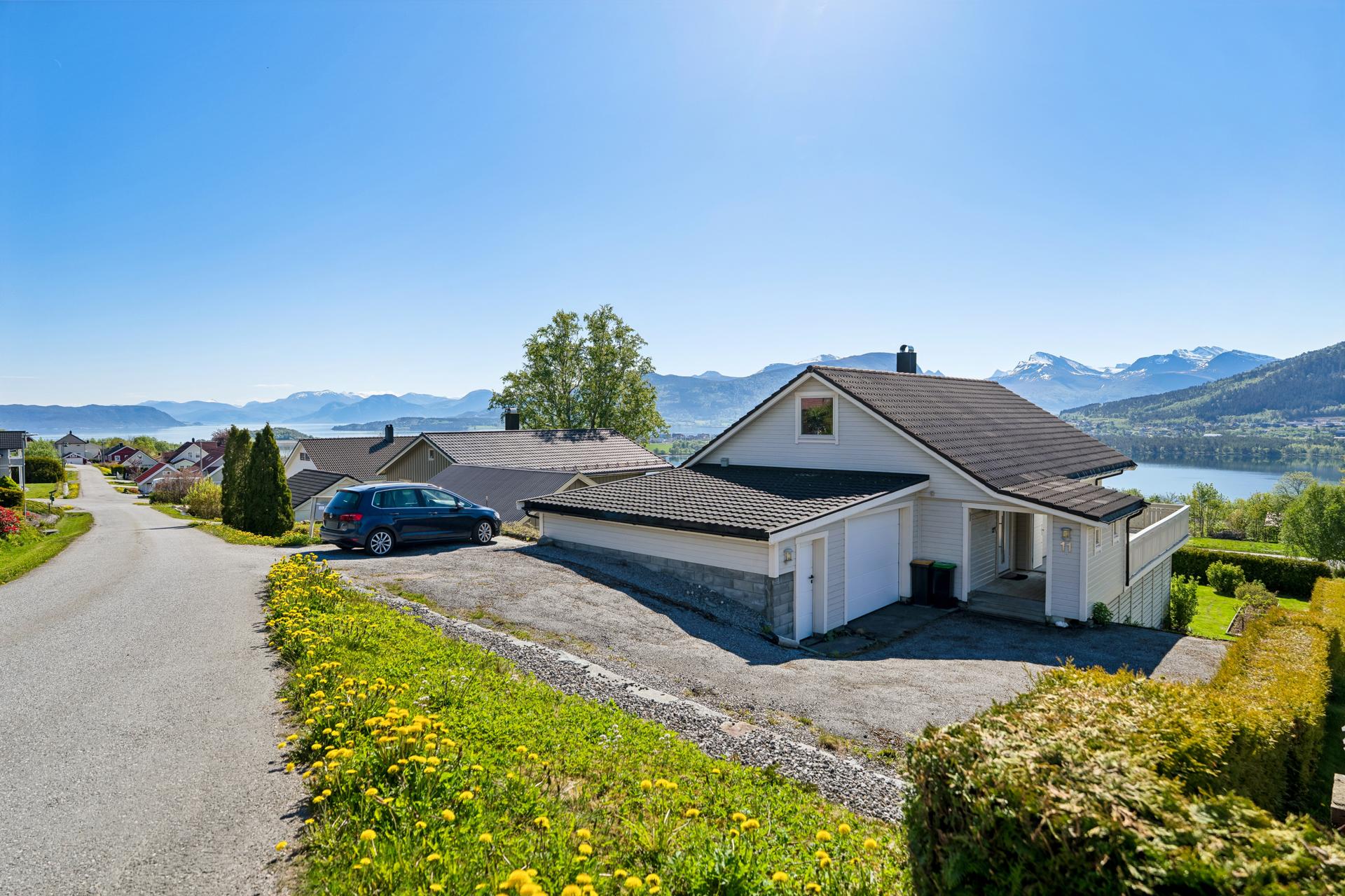 Innholdsrik enebolig med garasje, fin utsikt og pent opparbeidet tomt. Bilde nummer 2 av 3