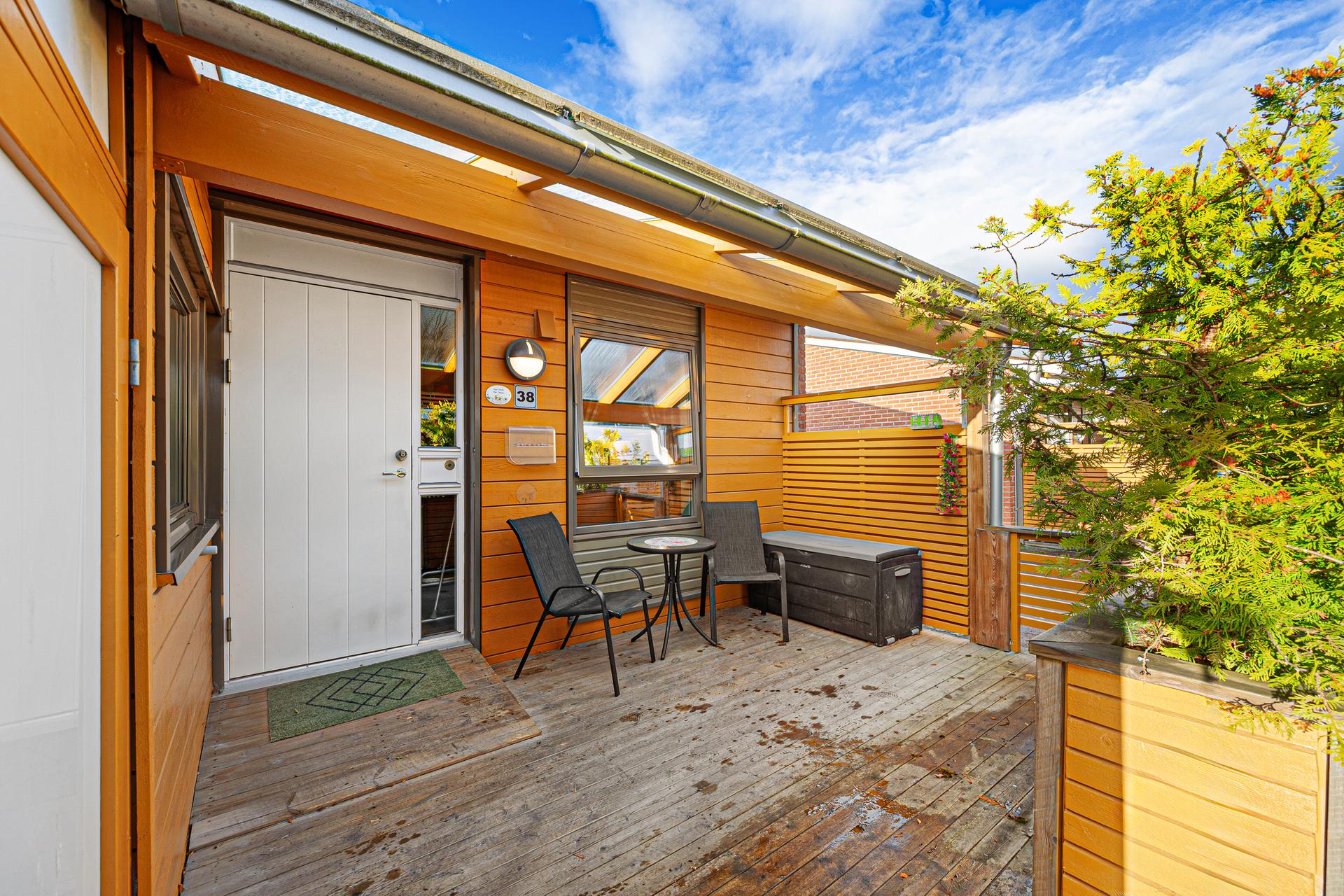 Inngangsparti med terrasse og bod. . Bilde nummer 3 av 3