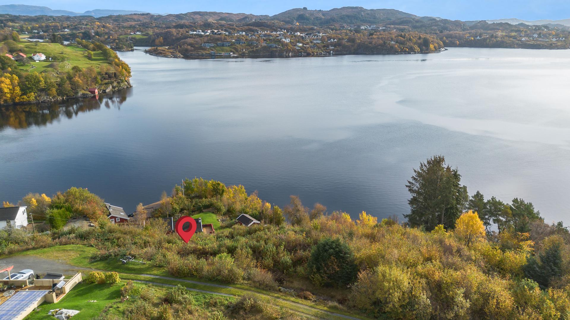 Tomten på Trones  er en råtomt med nydelig utsikt over Viksefjorden. Med sine optimale solforhold er dette en ideell plassering for å bygge en bolig som kan nyte naturlig lys gjennom hele dagen.. Bilde nummer 1 av 3