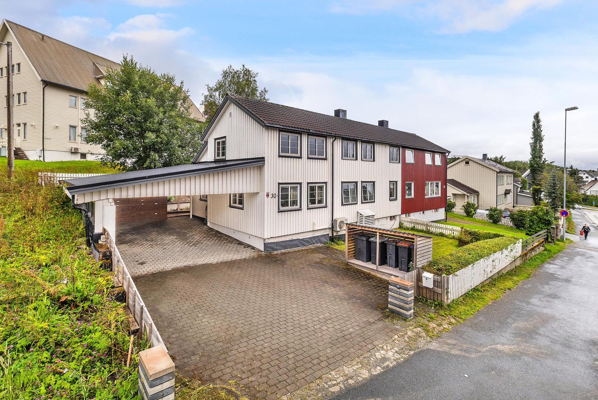 Innholdsrik vertikaldelt tomannsbolig over tre plan med stor takterrasse, hage og carport.. Bilde nummer 2 av 3