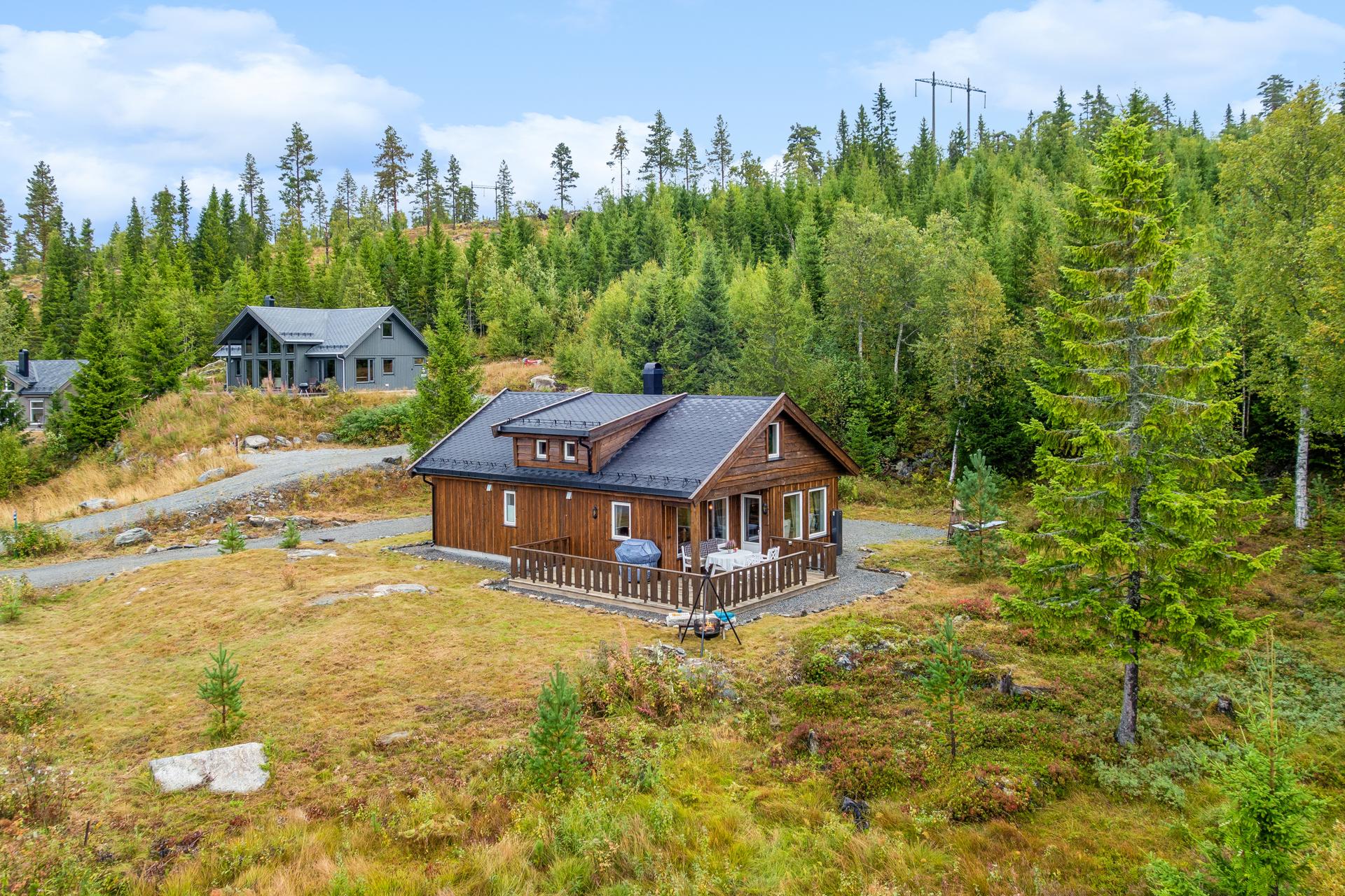 Fritidsbolig oppført i 2020 over ett plan med hems (Ikke målbart areal), usjenert beliggende på en naturtomt på Lygna.. Bilde nummer 3 av 3