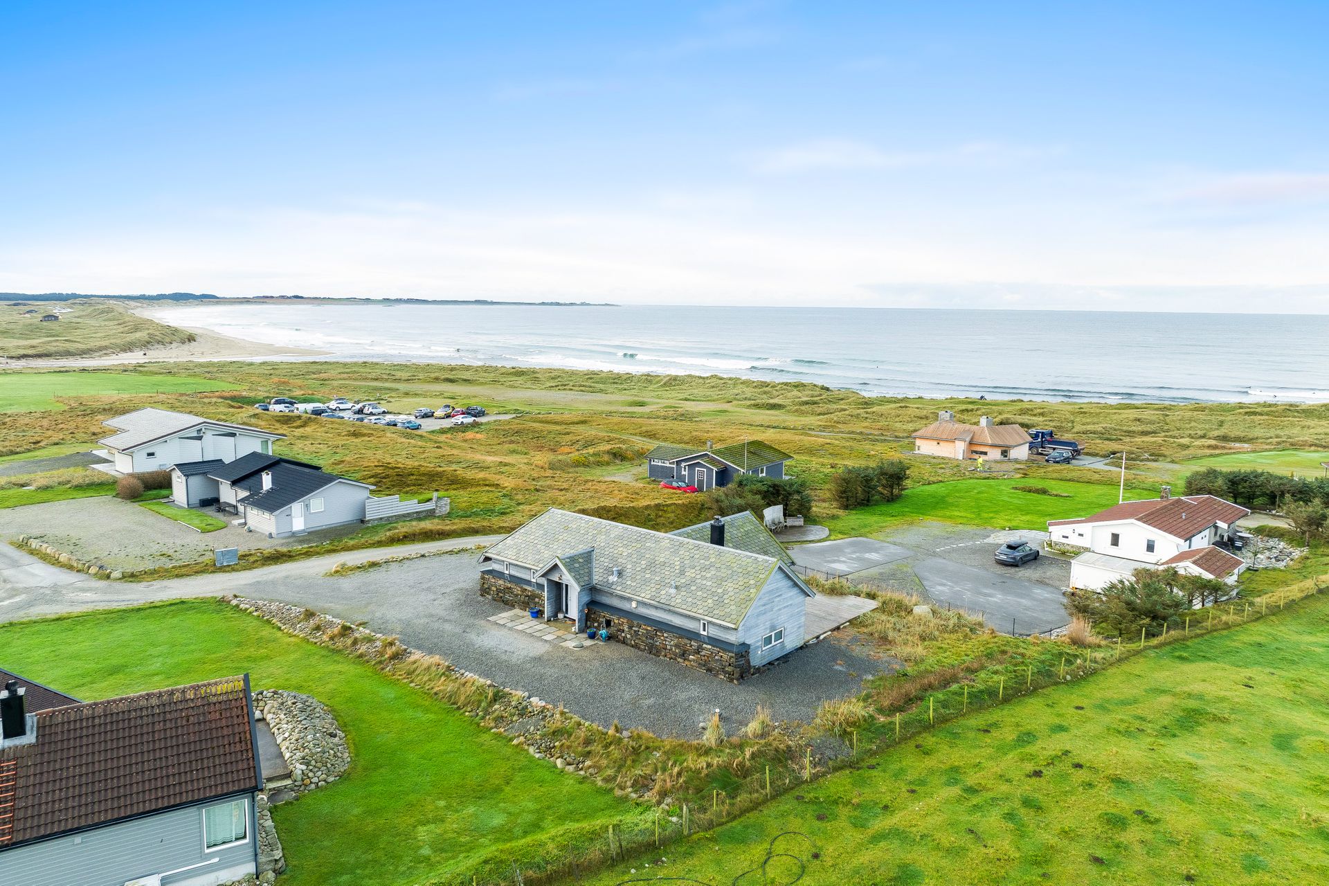 Utsikt over hele borestranden mot sør - feistein fyr i nord og en delikat, vestvendt terrasse med optimale solforhold til de lange jærske sommerkveldene. Bilde nummer 3 av 3