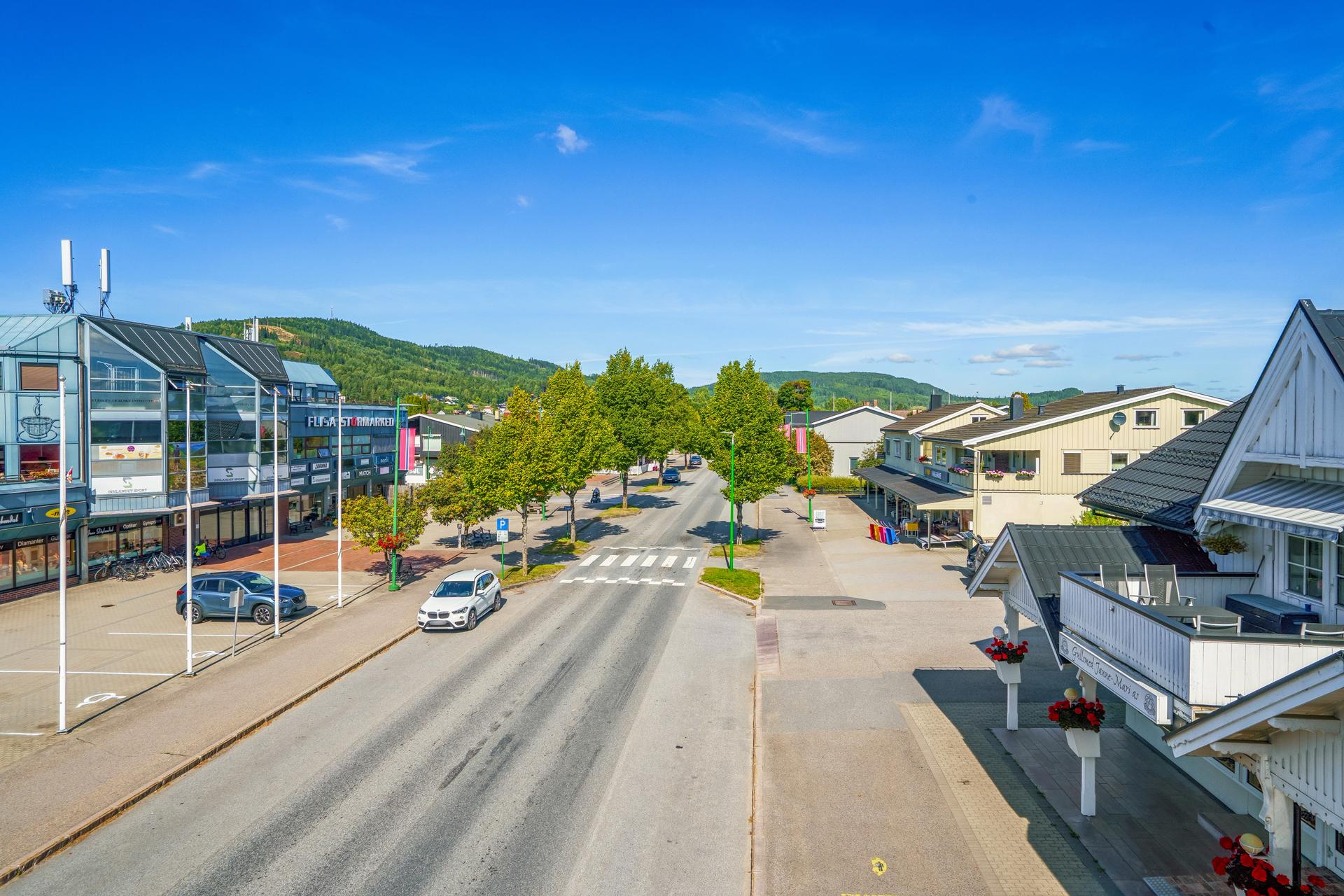 Sentral beliggenhet i Kaffegata med et bredt utvalg av butikker, kafeer og servicetilbud like utenfor døren.. Bilde nummer 3 av 3