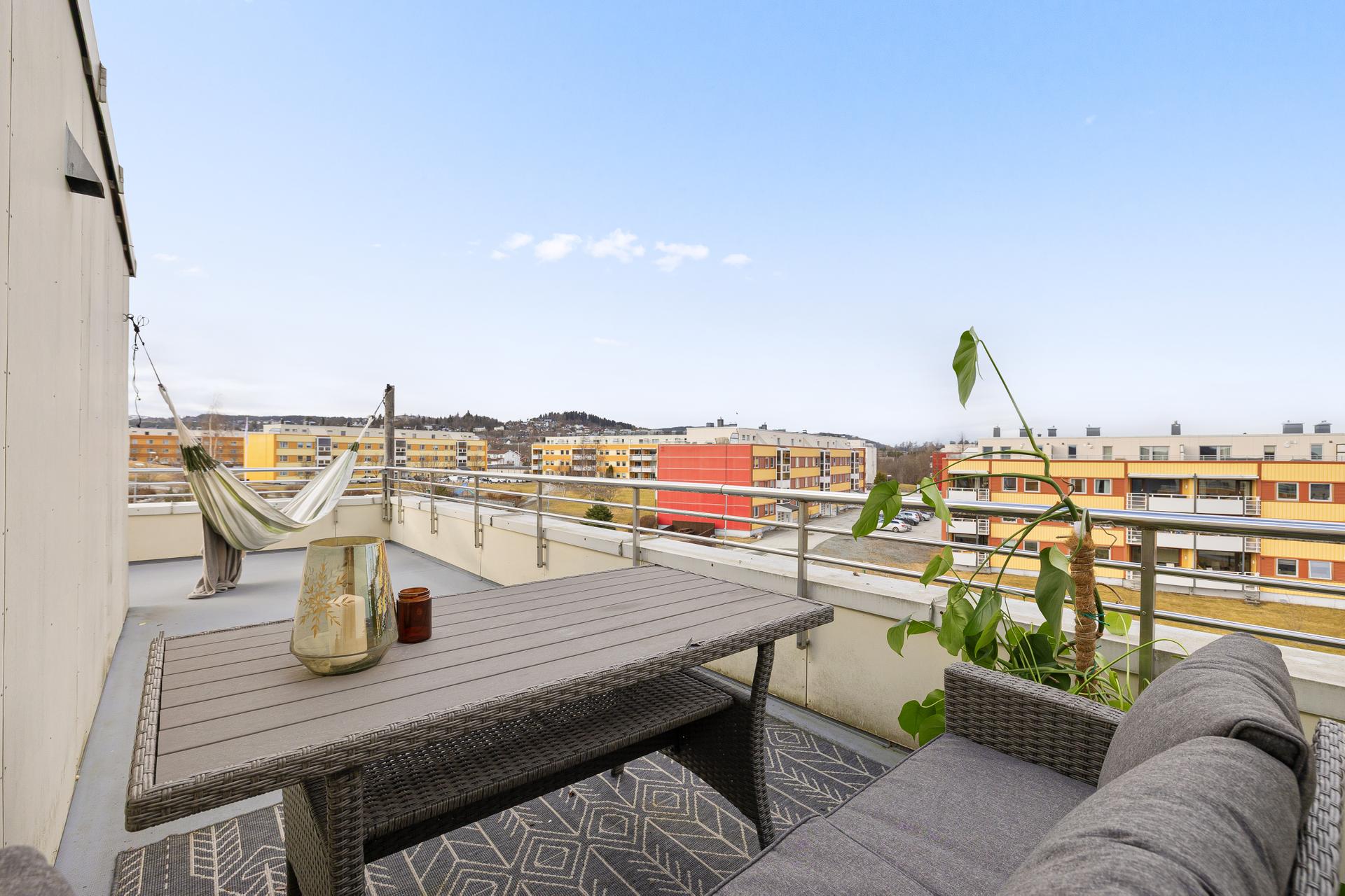 En fin topp- og hjørneleilighet i 4. etasje med moderne standard og privat takterrasse. . Bilde nummer 2 av 3