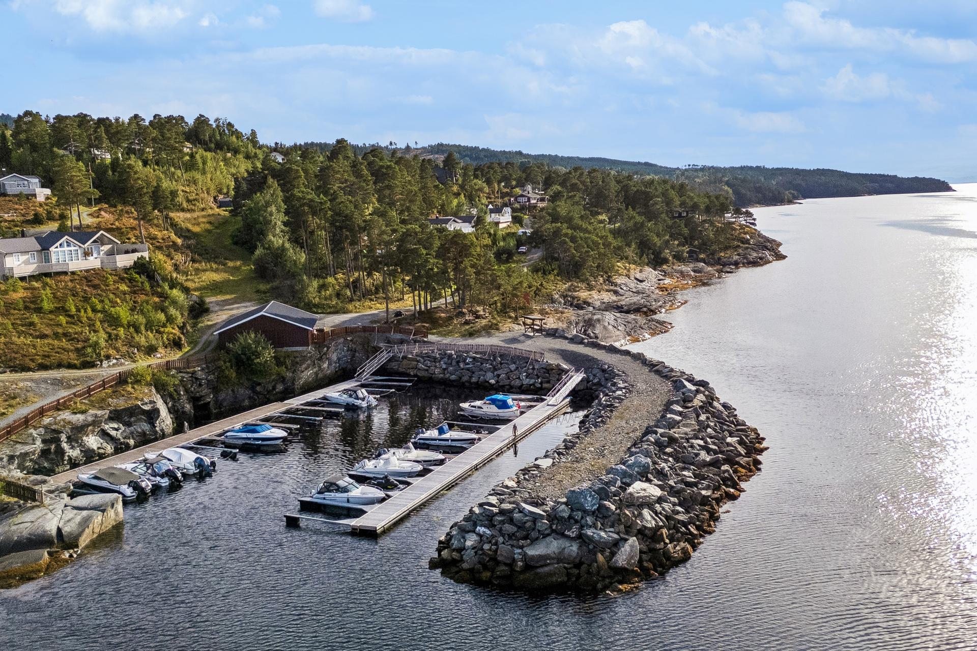 Fritidsboligen ligger flott til ved fjorden og har medfølgende båtplass.. Bilde nummer 3 av 3