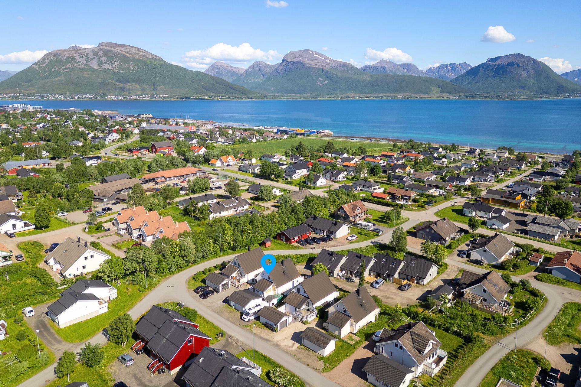 Eiendommen ligger i et etablert boligområde på Sortland.. Bilde nummer 2 av 3