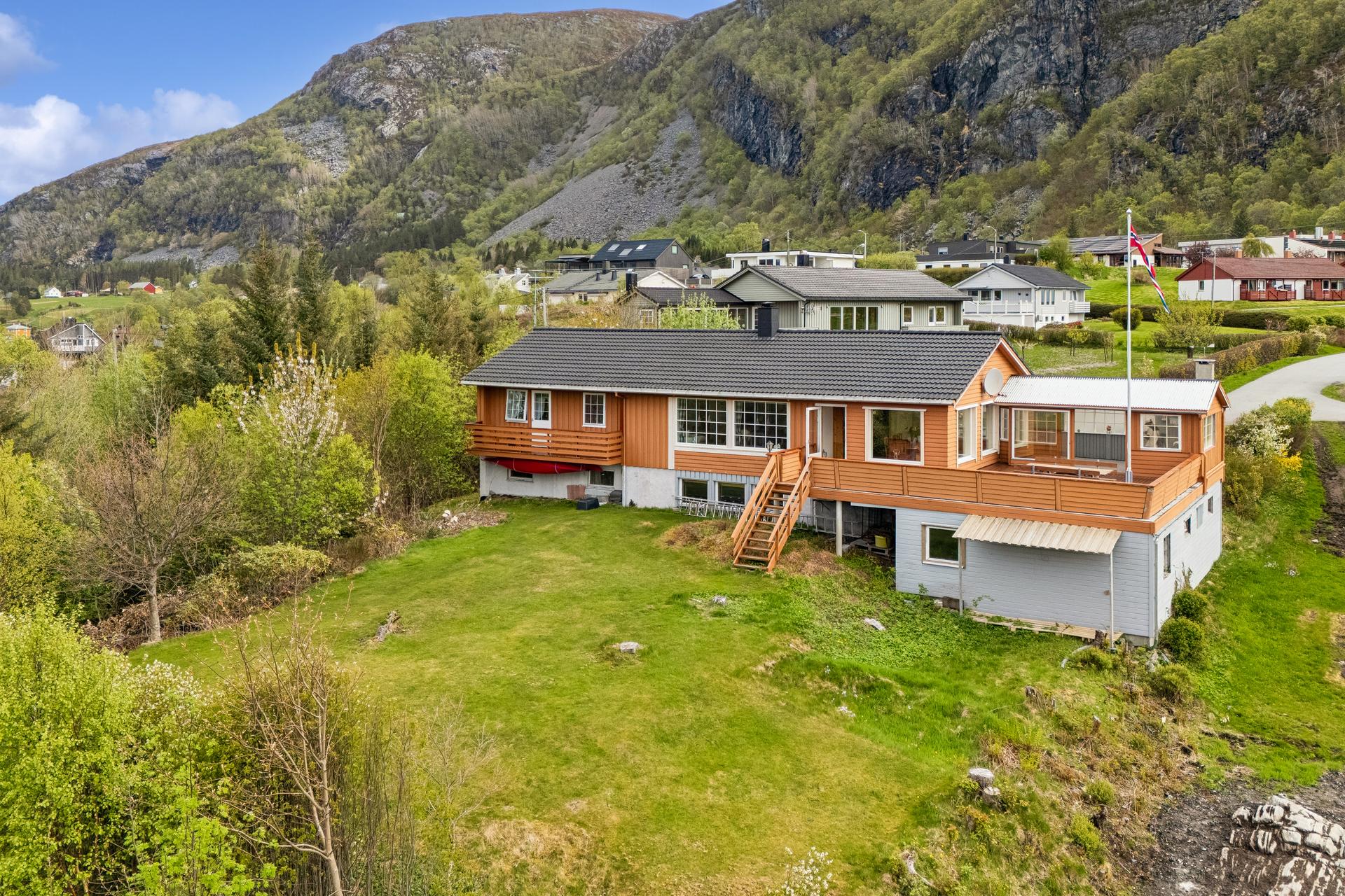 Enebolig med sentrumsnær beliggenhet på Midsund. Bilde nummer 2 av 3