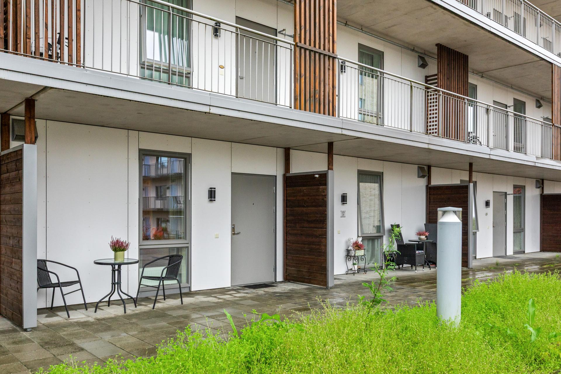 Adkomst via overbygd svalgang på bakkeplan ved leilighetens inngangsparti.. Bilde nummer 3 av 3