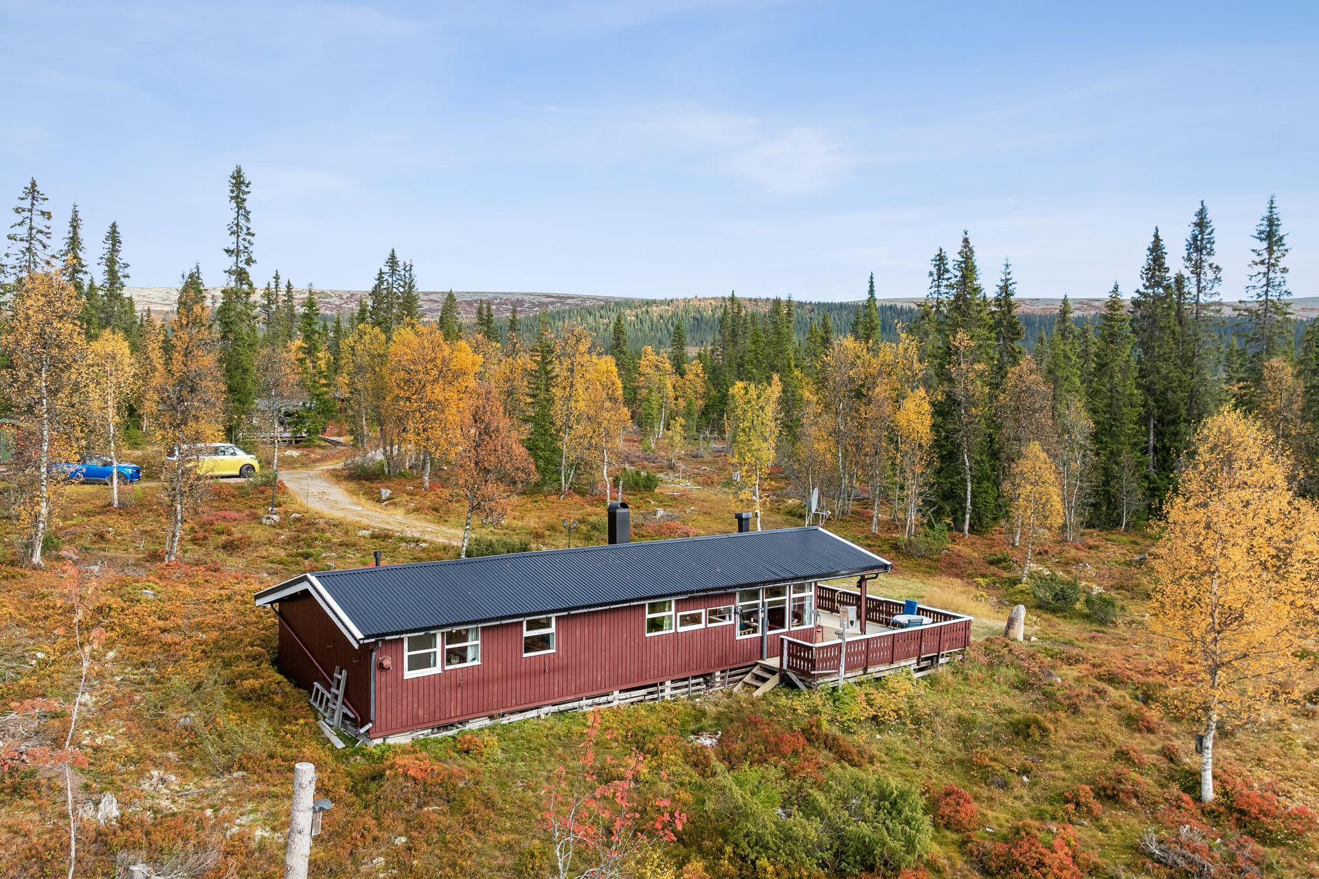 Tradisjonell fritidsbolig beliggende i naturskjønne omgivelser, med oppkjørte skiløyper like ved.. Bilde nummer 2 av 3