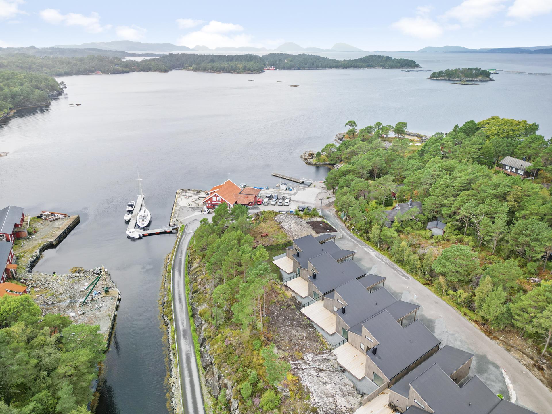 Velkommen til G.R.Mellingensveg. Her bur du med umiddelbar nærleik til sjøen og Svanøybukta. Rutebåten til Florø og den lokale butikken er berre ein kort spasertur unna. Foto: Photoevent (Thor-Aage Bolseth Lillestøl) . Bilde nummer 1 av 3